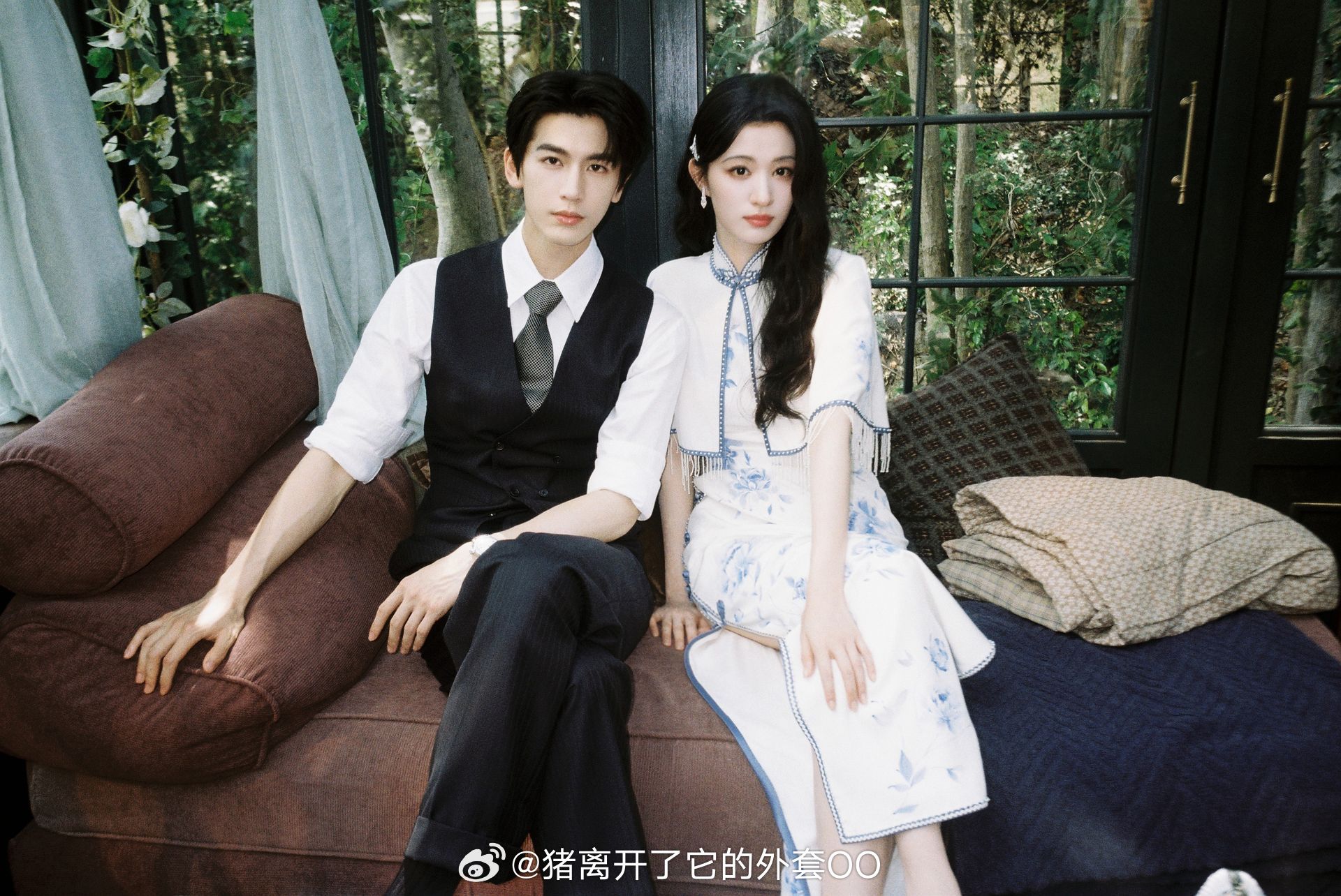 10 cặp đ&ocirc;i ng&ocirc;n t&igrave;nh xả ảnh cực hot nh&acirc;n dịp Valentine: Địch Lệ Nhiệt Ba v&agrave; t&igrave;nh trẻ cực đẹp đ&ocirc;i, c&oacute; anh y&ecirc;u tận 3 c&ocirc;- Ảnh 3.