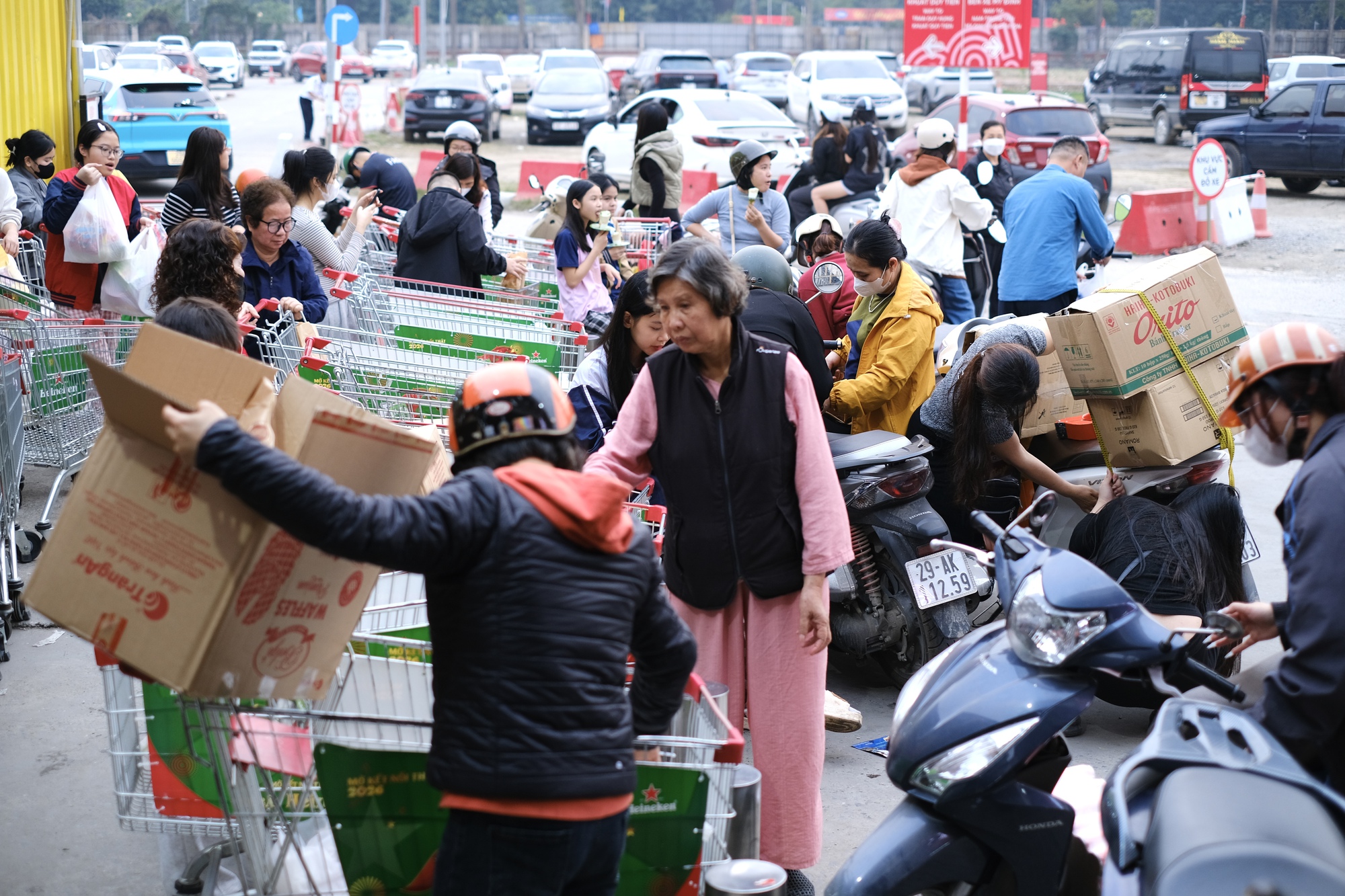 Siêu thị quá tải chiều 27 Tết, nhiều người dân Hà Nội xếp hàng cả tiếng để chờ tới lượt thanh toán- Ảnh 10. Siêu thị quá tải chiều 27 Tết, nhiều người dân Hà Nội xếp hàng cả tiếng để chờ tới lượt thanh toán- Ảnh 10.