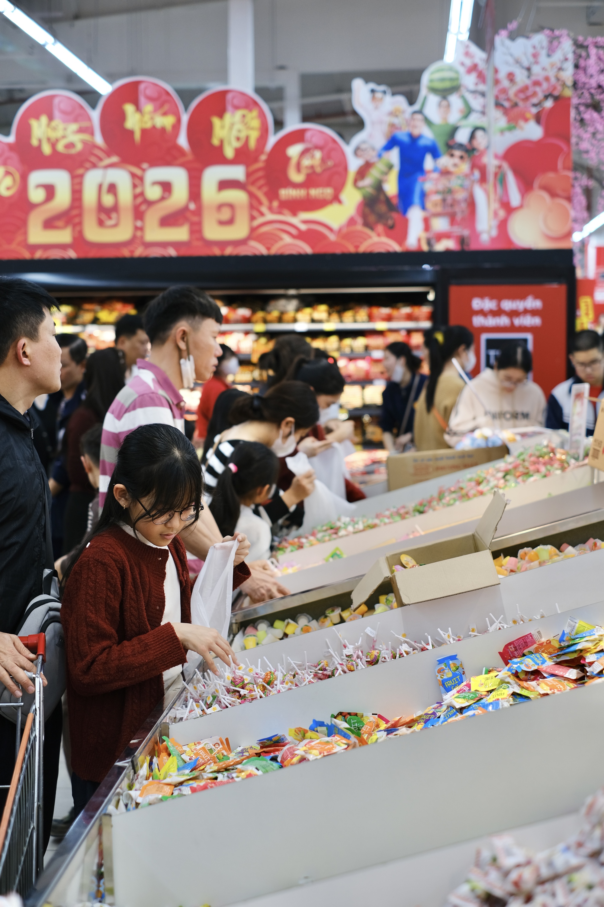 Siêu thị quá tải chiều 27 Tết, nhiều người dân Hà Nội xếp hàng cả tiếng để chờ tới lượt thanh toán- Ảnh 2. Siêu thị quá tải chiều 27 Tết, nhiều người dân Hà Nội xếp hàng cả tiếng để chờ tới lượt thanh toán- Ảnh 2.