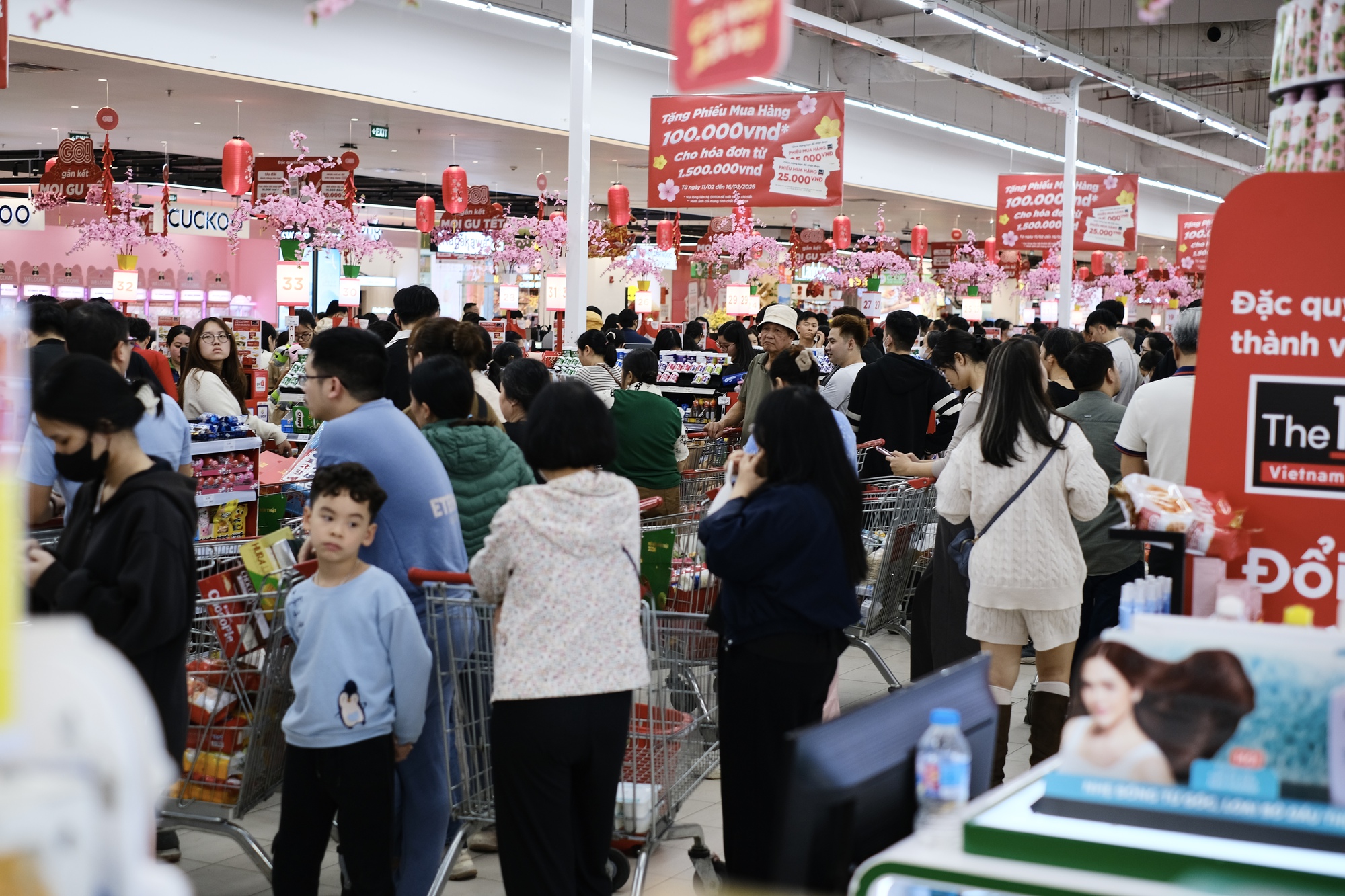 Siêu thị quá tải chiều 27 Tết, nhiều người dân Hà Nội xếp hàng cả tiếng để chờ tới lượt thanh toán- Ảnh 8. Siêu thị quá tải chiều 27 Tết, nhiều người dân Hà Nội xếp hàng cả tiếng để chờ tới lượt thanh toán- Ảnh 8.