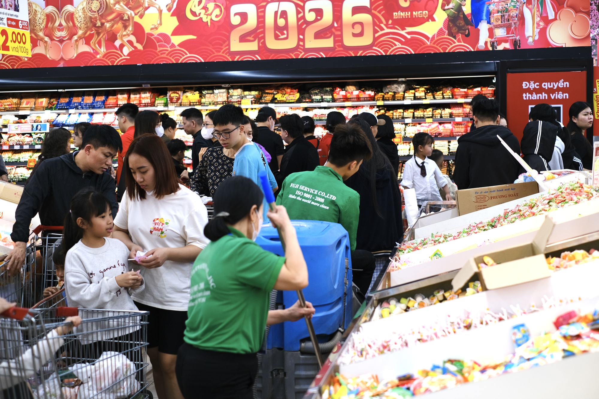 Siêu thị quá tải chiều 27 Tết, nhiều người dân Hà Nội xếp hàng cả tiếng để chờ tới lượt thanh toán- Ảnh 5. Siêu thị quá tải chiều 27 Tết, nhiều người dân Hà Nội xếp hàng cả tiếng để chờ tới lượt thanh toán- Ảnh 5.
