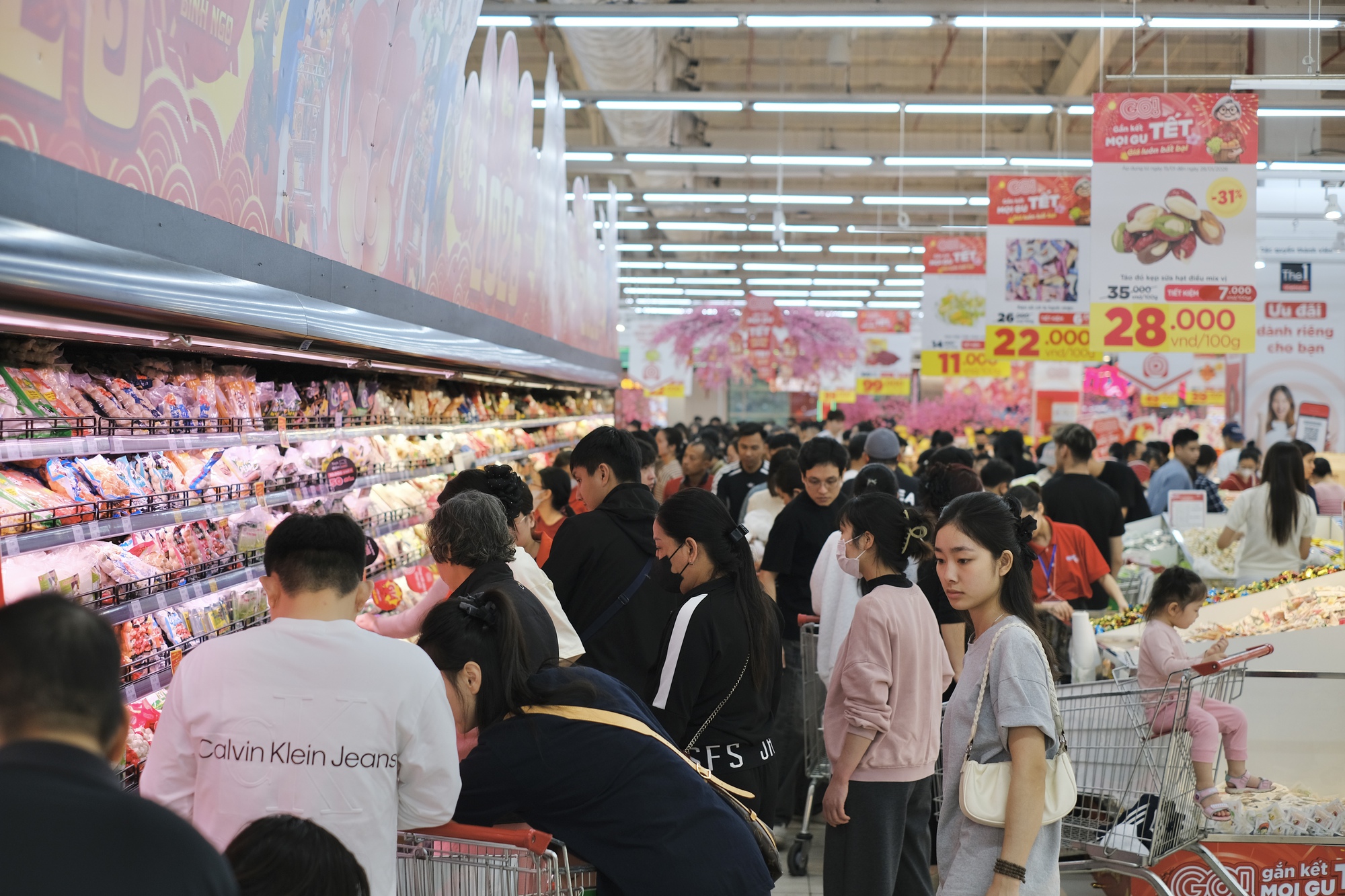 Siêu thị quá tải chiều 27 Tết, nhiều người dân Hà Nội xếp hàng cả tiếng để chờ tới lượt thanh toán- Ảnh 1. Siêu thị quá tải chiều 27 Tết, nhiều người dân Hà Nội xếp hàng cả tiếng để chờ tới lượt thanh toán- Ảnh 1.