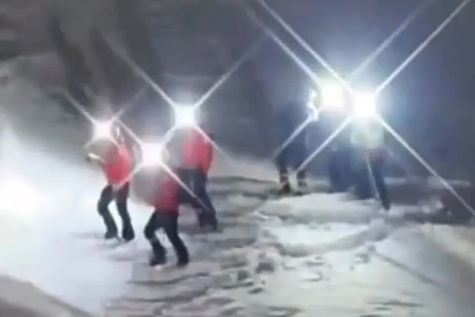 Ph&eacute;p m&agrave;u Olympic: 2 VĐV đi lạc giữa n&uacute;i tuyết trong đ&ecirc;m, được drone ph&aacute;t hiện v&agrave; cứu sống- Ảnh 1.