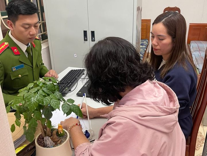 Ph&aacute;t hiện 350 triệu đồng chuyển v&agrave;o t&agrave;i khoản VietinBank t&ecirc;n &ldquo;NGUYEN THI HIEN&rdquo;, c&ocirc;ng an mời người phụ nữ SN 1977 l&ecirc;n trụ sở l&agrave;m việc- Ảnh 1.