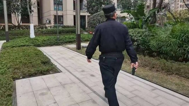 Ph&aacute;t hiện bảo vệ khu d&acirc;n cư ng&agrave;y ng&agrave;y đi l&agrave;m bằng xe sang, cảnh s&aacute;t v&agrave;o cuộc điều tra ra sự thật chấn động- Ảnh 1.