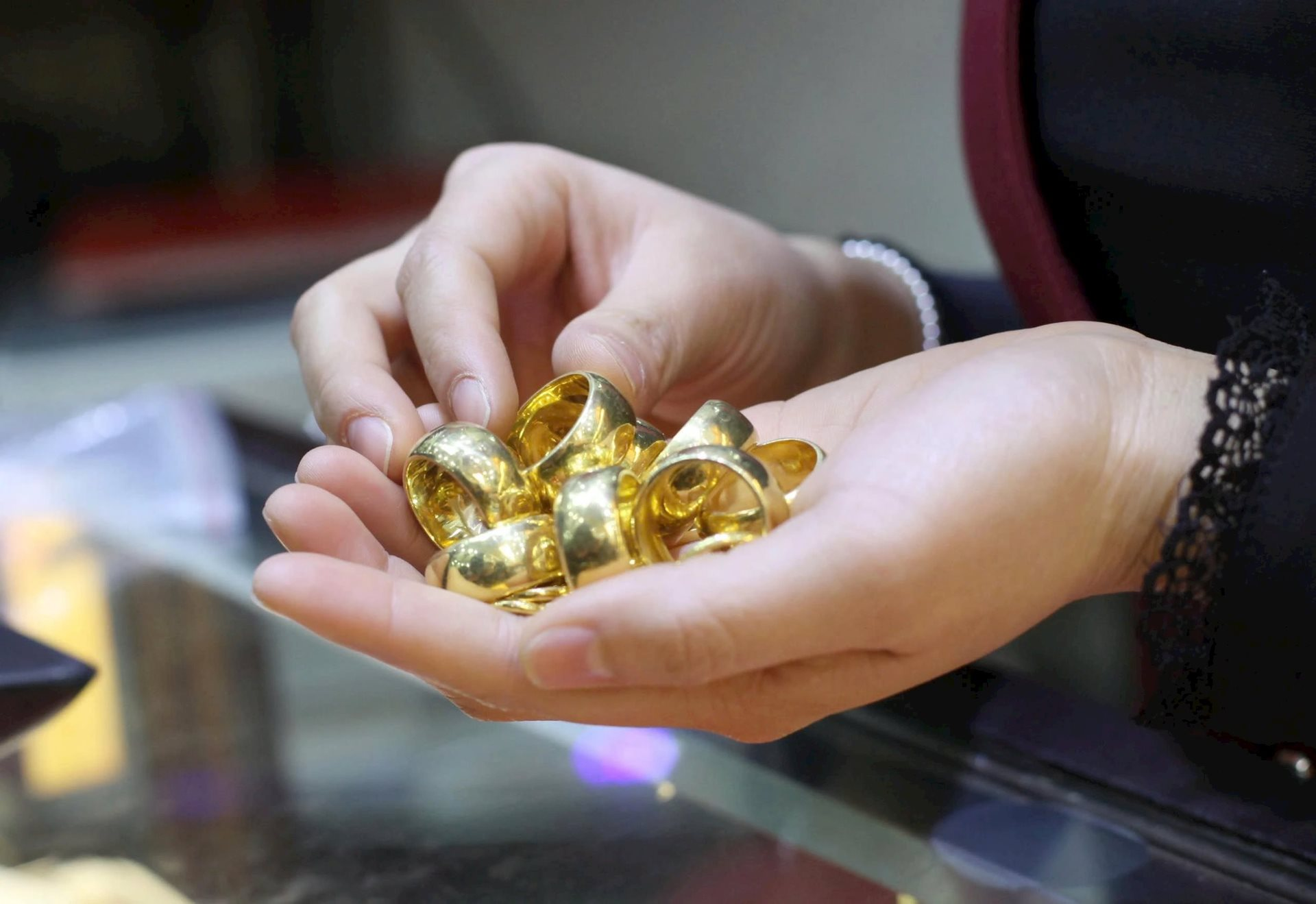 Sau giao dịch tại tiệm v&agrave;ng, người phụ nữ SN 1952 ph&aacute;t hiện mất t&uacute;i chứa to&agrave;n lắc tay, nhẫn v&agrave;ng trị gi&aacute; 200 triệu đồng: C&ocirc;ng an v&agrave;o cuộc truy t&igrave;m- Ảnh 1.