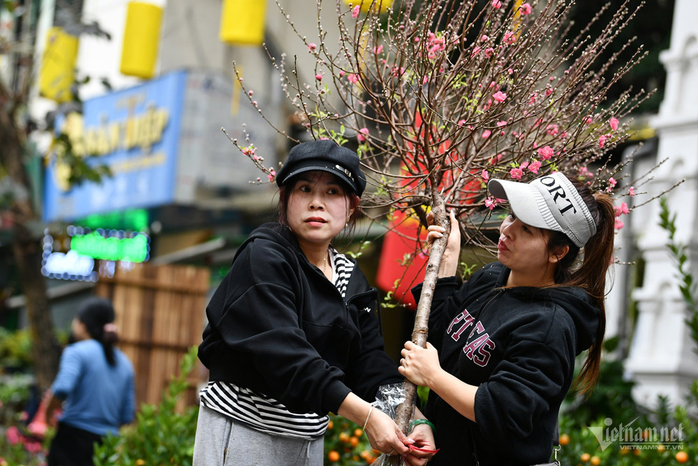 Thời tiết &ldquo;quay xe&rdquo; đ&uacute;ng đ&ecirc;m Giao thừa: Miền Bắc bước v&agrave;o năm mới trong cơn mưa r&eacute;t, nhiệt độ c&oacute; nơi xuống dưới 15&deg;C- Ảnh 1.