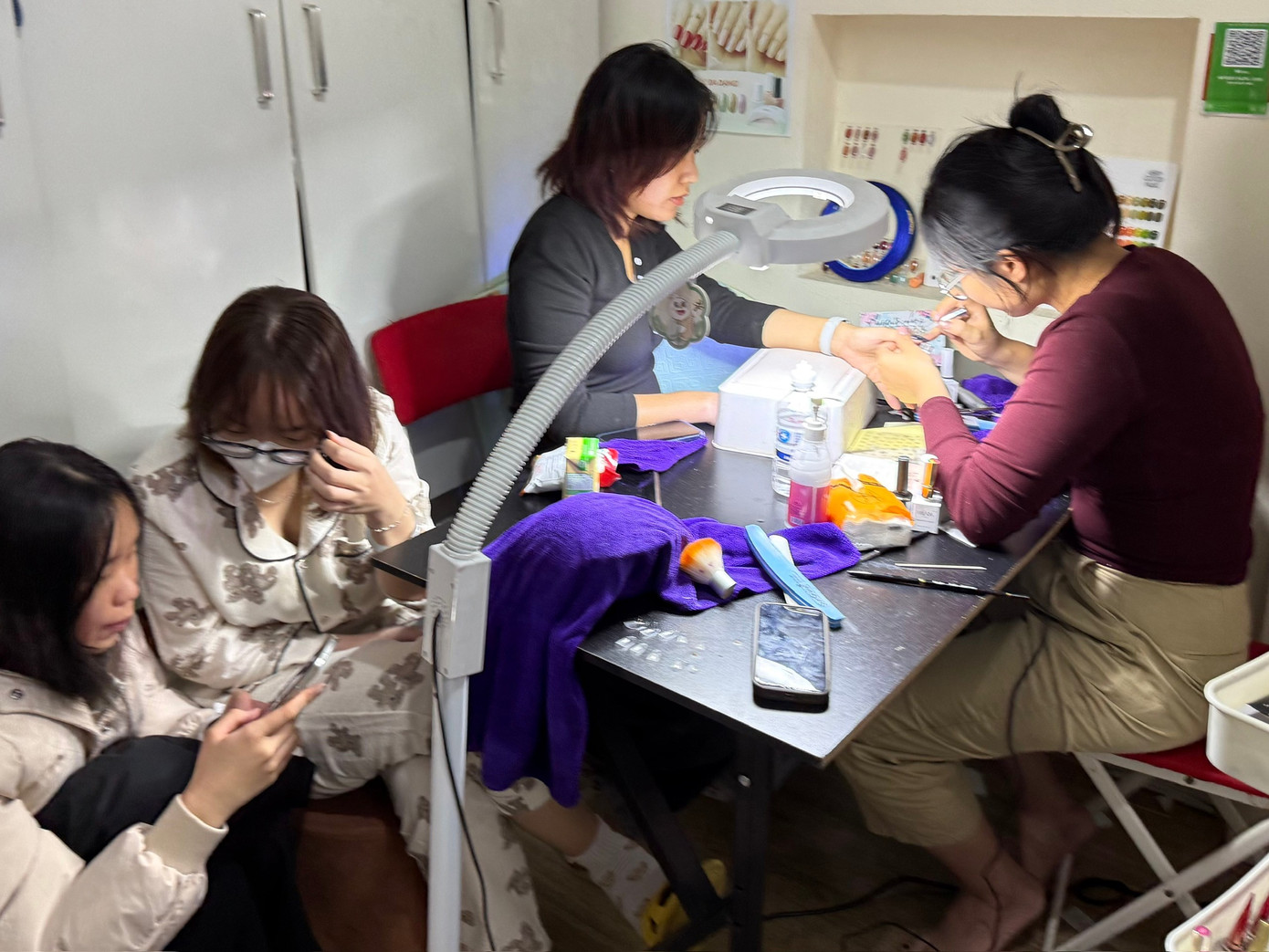 H&agrave; Nội: S&ocirc;i sục dịch vụ l&agrave;m đẹp chơi Tết, khắp nơi k&iacute;n lịch đến khuya- Ảnh 4.