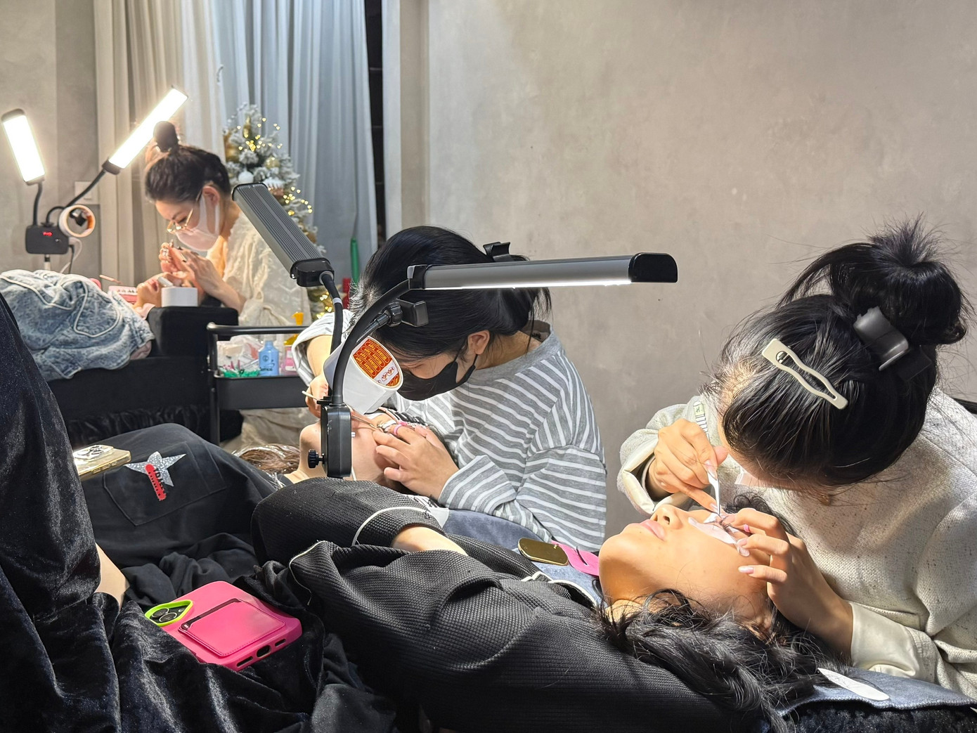 H&agrave; Nội: S&ocirc;i sục dịch vụ l&agrave;m đẹp chơi Tết, khắp nơi k&iacute;n lịch đến khuya- Ảnh 1.