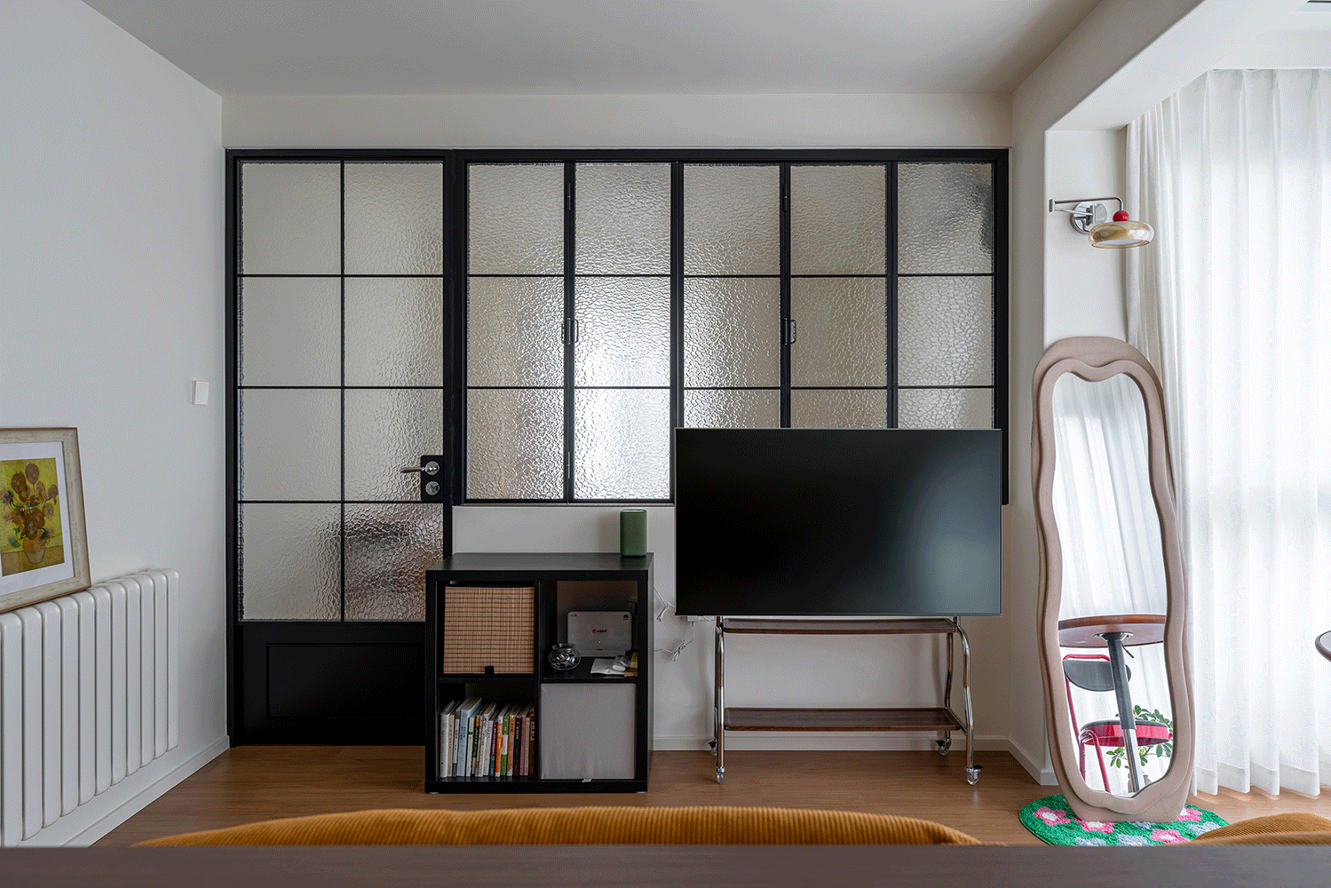 Căn hộ 40m&sup2; mẹ tặng con g&aacute;i g&acirc;y ch&uacute; &yacute;: Thiết kế mở, v&aacute;ch k&iacute;nh th&ocirc;ng minh v&agrave; b&agrave;i to&aacute;n t&agrave;i ch&iacute;nh cực hiệu quả- Ảnh 2.