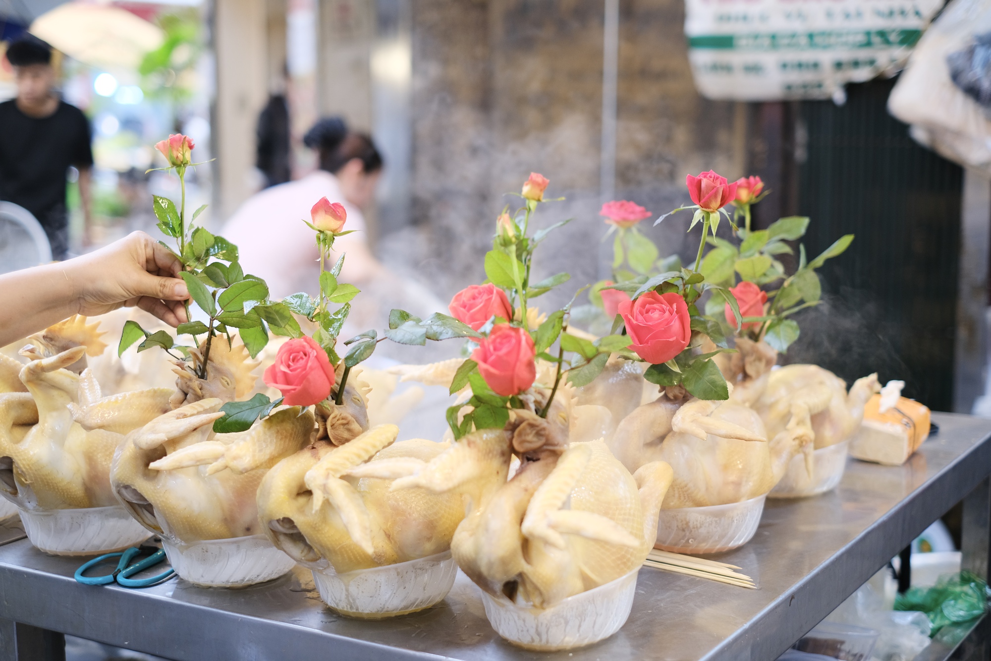 Soi gi&aacute; chợ &ldquo;nh&agrave; gi&agrave;u&rdquo; 27 Tết: G&agrave; ngậm hoa hồng gần 1 triệu đồng/con vẫn b&aacute;n v&egrave;o v&egrave;o, kh&aacute;ch n&oacute;i một c&acirc;u nghe l&agrave; hiểu v&igrave; sao- Ảnh 3.