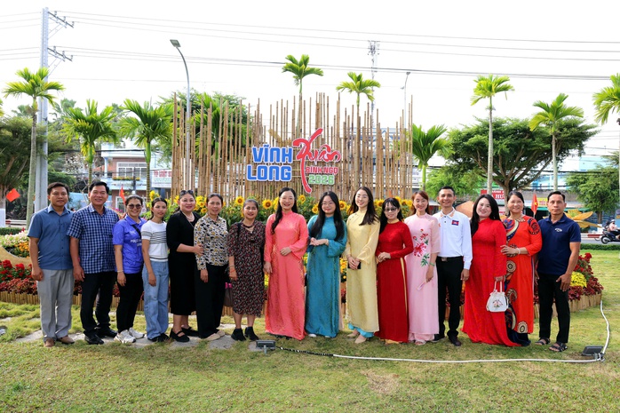 CLIP: Ngắm linh vật ngựa oai phong tại đường hoa xu&acirc;n Vĩnh Long- Ảnh 8.