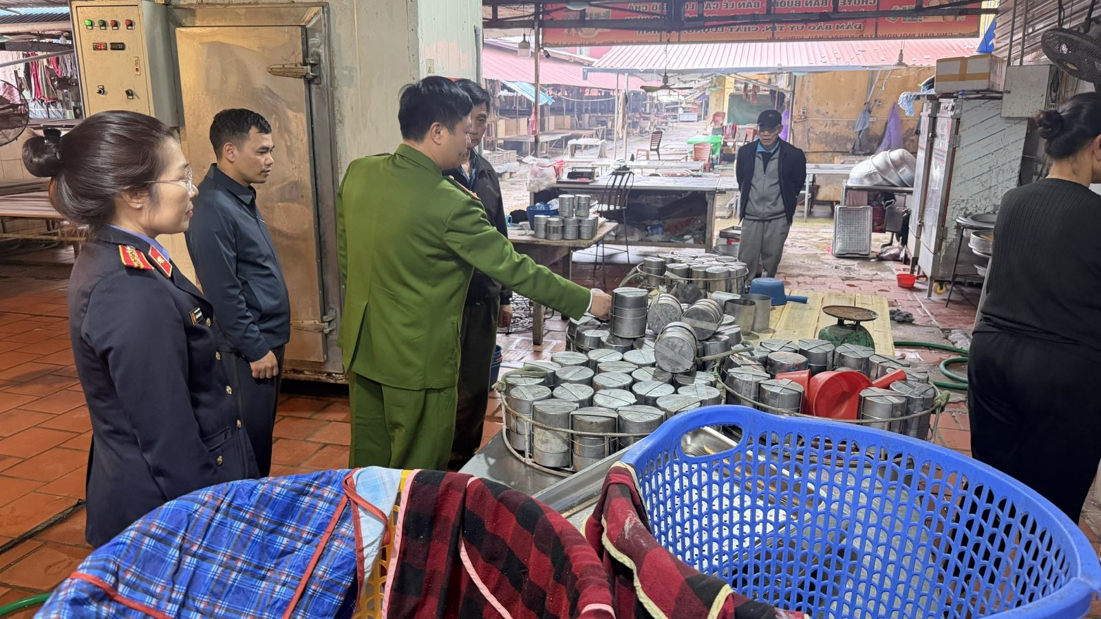 750 c&acirc;y gi&ograve;, 720 t&uacute;i x&uacute;c x&iacute;ch chứa chất cấm: Khởi tố mẹ con chủ cơ sở tại chợ đầu mối Đ&ocirc;ng Tảo- Ảnh 1.