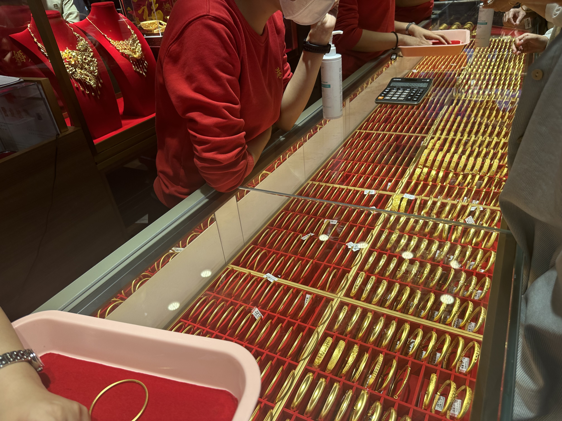 Ph&aacute;t hiện vị kh&aacute;ch khắc khổ chi 5,2 tỷ đồng mua v&agrave;ng m&agrave; kh&ocirc;ng cần hỏi gi&aacute;, quản l&yacute; cửa h&agrave;ng lập tức b&aacute;o cảnh s&aacute;t- Ảnh 2.