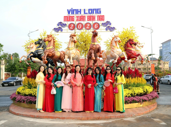 CLIP: Ngắm linh vật ngựa oai phong tại đường hoa xu&acirc;n Vĩnh Long- Ảnh 3.