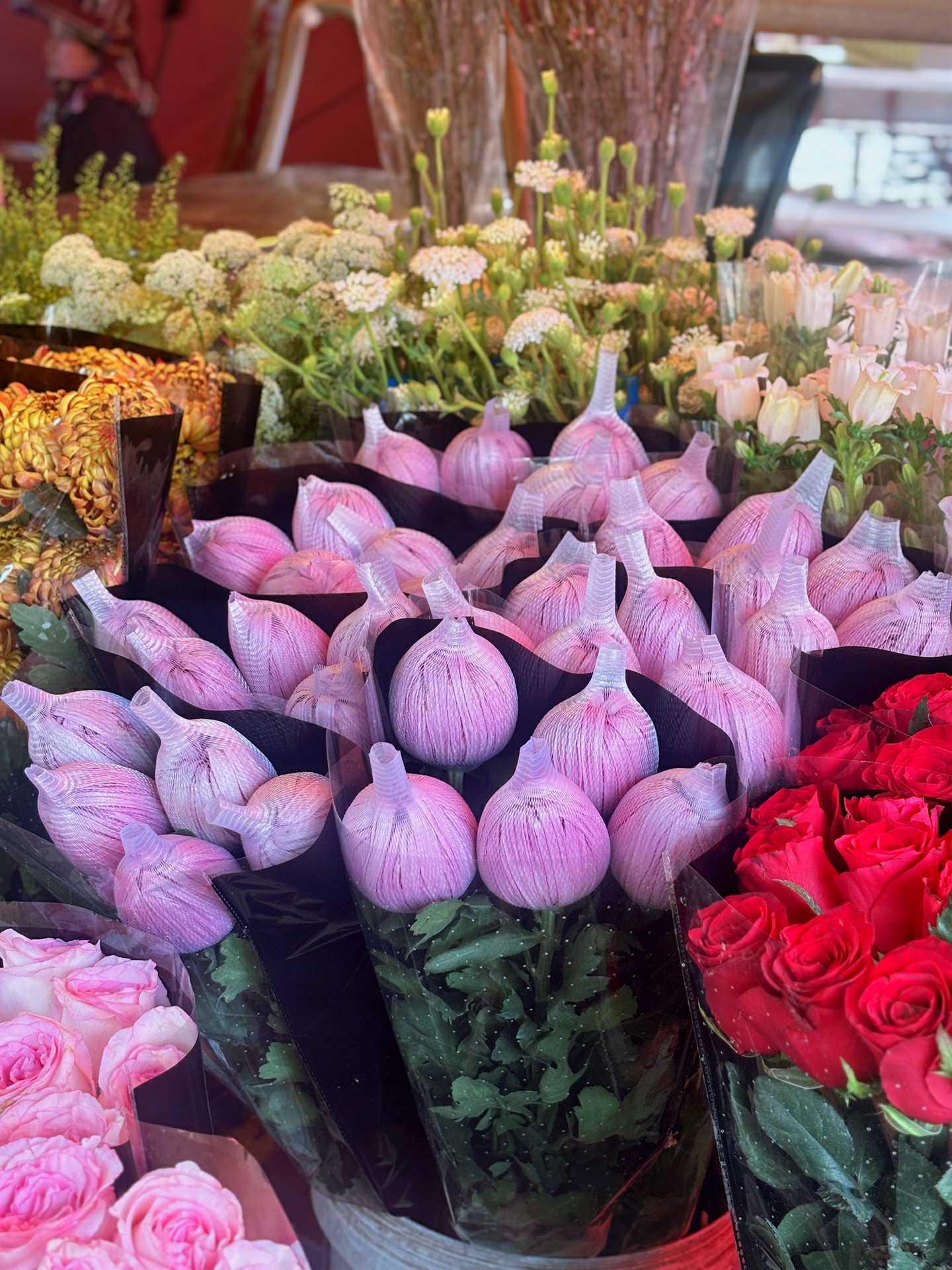 Cập nhật gi&aacute; cả hoa ng&agrave;y 28 Tết: Tuyết mai rẻ bất ngờ, c&uacute;c đẹp &ldquo;đỉnh cao&rdquo;, mộc lan trở th&agrave;nh hot trend- Ảnh 2.