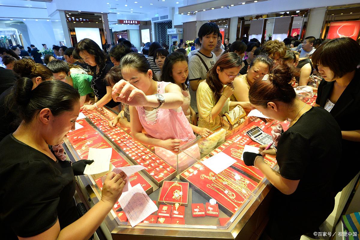 Ph&aacute;t hiện vị kh&aacute;ch khắc khổ chi 5,2 tỷ đồng mua v&agrave;ng m&agrave; kh&ocirc;ng cần hỏi gi&aacute;, quản l&yacute; cửa h&agrave;ng lập tức b&aacute;o cảnh s&aacute;t- Ảnh 1.