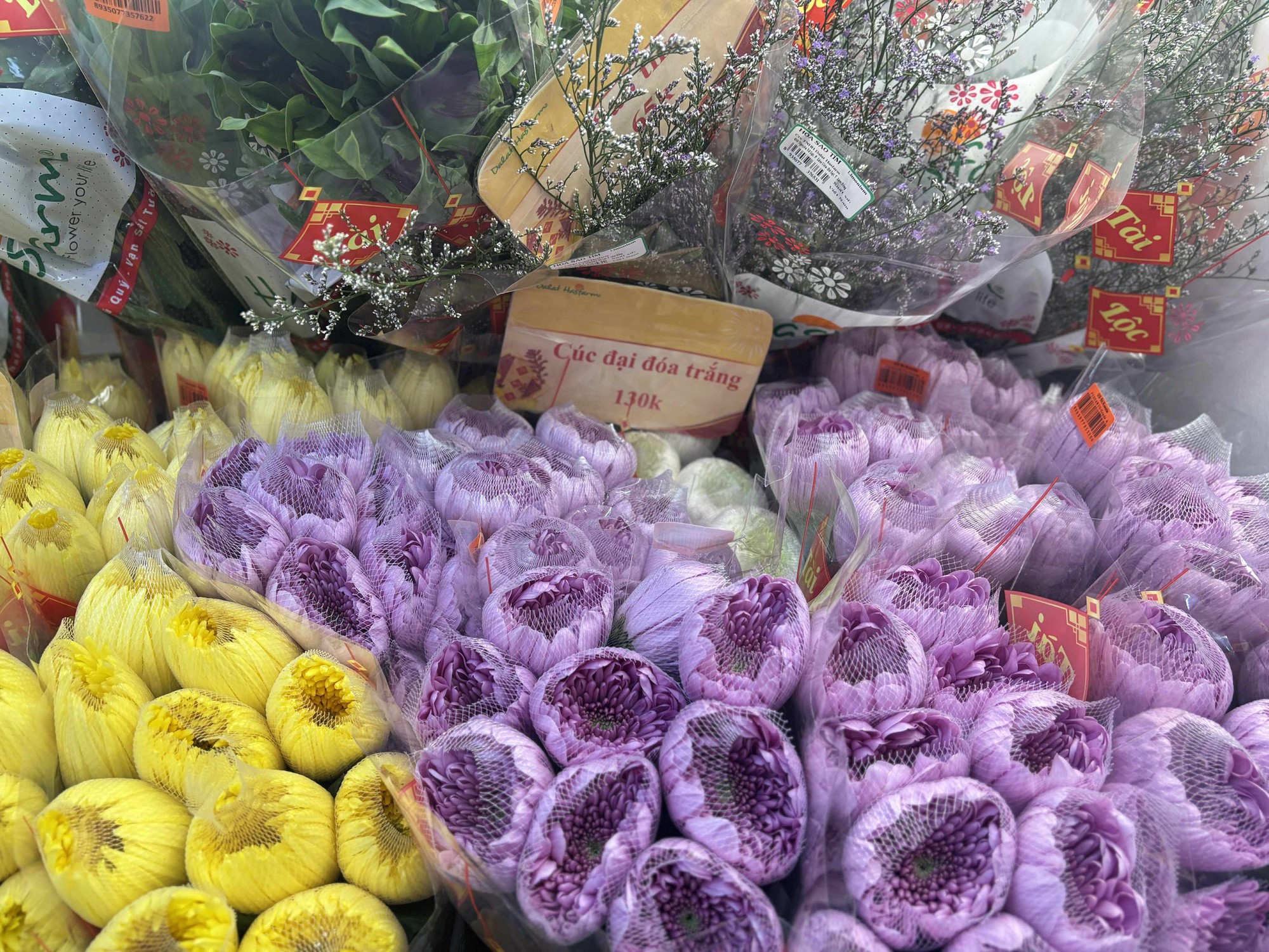 Cập nhật gi&aacute; cả hoa ng&agrave;y 28 Tết: Tuyết mai rẻ bất ngờ, c&uacute;c đẹp &ldquo;đỉnh cao&rdquo;, mộc lan trở th&agrave;nh hot trend- Ảnh 9.