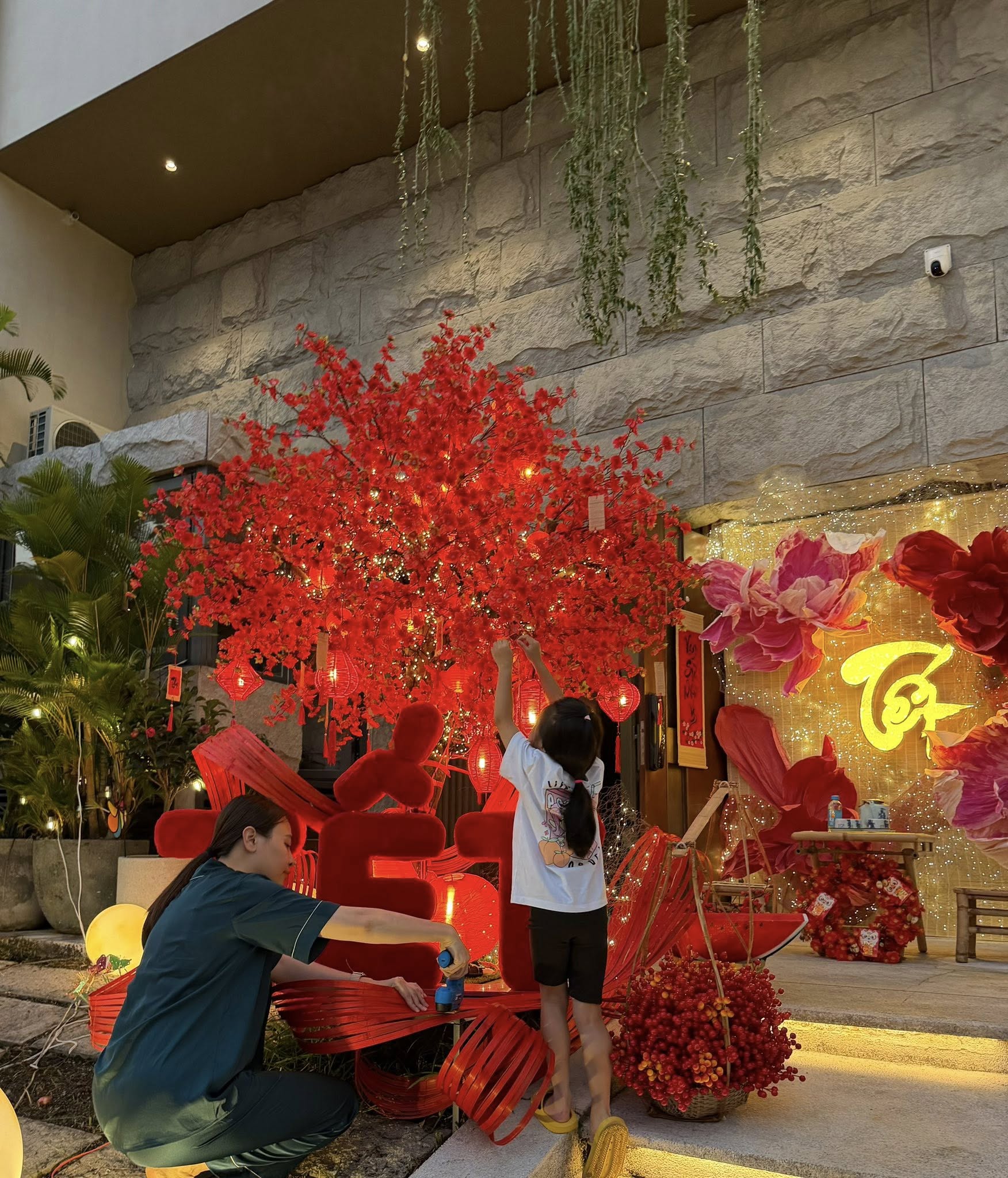 Vợ chồng Cường Đô La ăn Tết siêu hoành tráng- Ảnh 4. Vợ chồng Cường Đô La ăn Tết siêu hoành tráng- Ảnh 4.