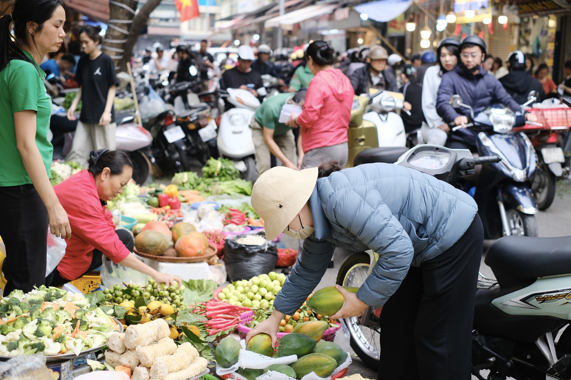 Soi gi&aacute; chợ &ldquo;nh&agrave; gi&agrave;u&rdquo; 27 Tết: G&agrave; ngậm hoa hồng gần 1 triệu đồng/con vẫn b&aacute;n v&egrave;o v&egrave;o, kh&aacute;ch n&oacute;i một c&acirc;u nghe l&agrave; hiểu v&igrave; sao- Ảnh 12.
