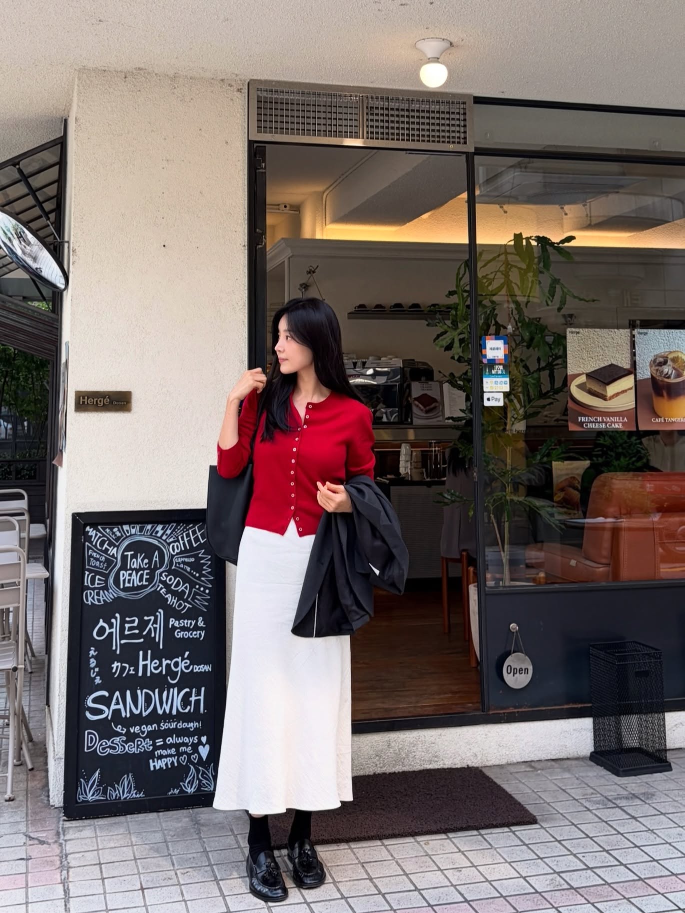 4 c&ocirc;ng thức mặc đồ đi ch&uacute;c Tết chuẩn thanh lịch m&agrave; phụ nữ ngo&agrave;i 40 tuổi n&ecirc;n ghim từ b&acirc;y giờ- Ảnh 3.