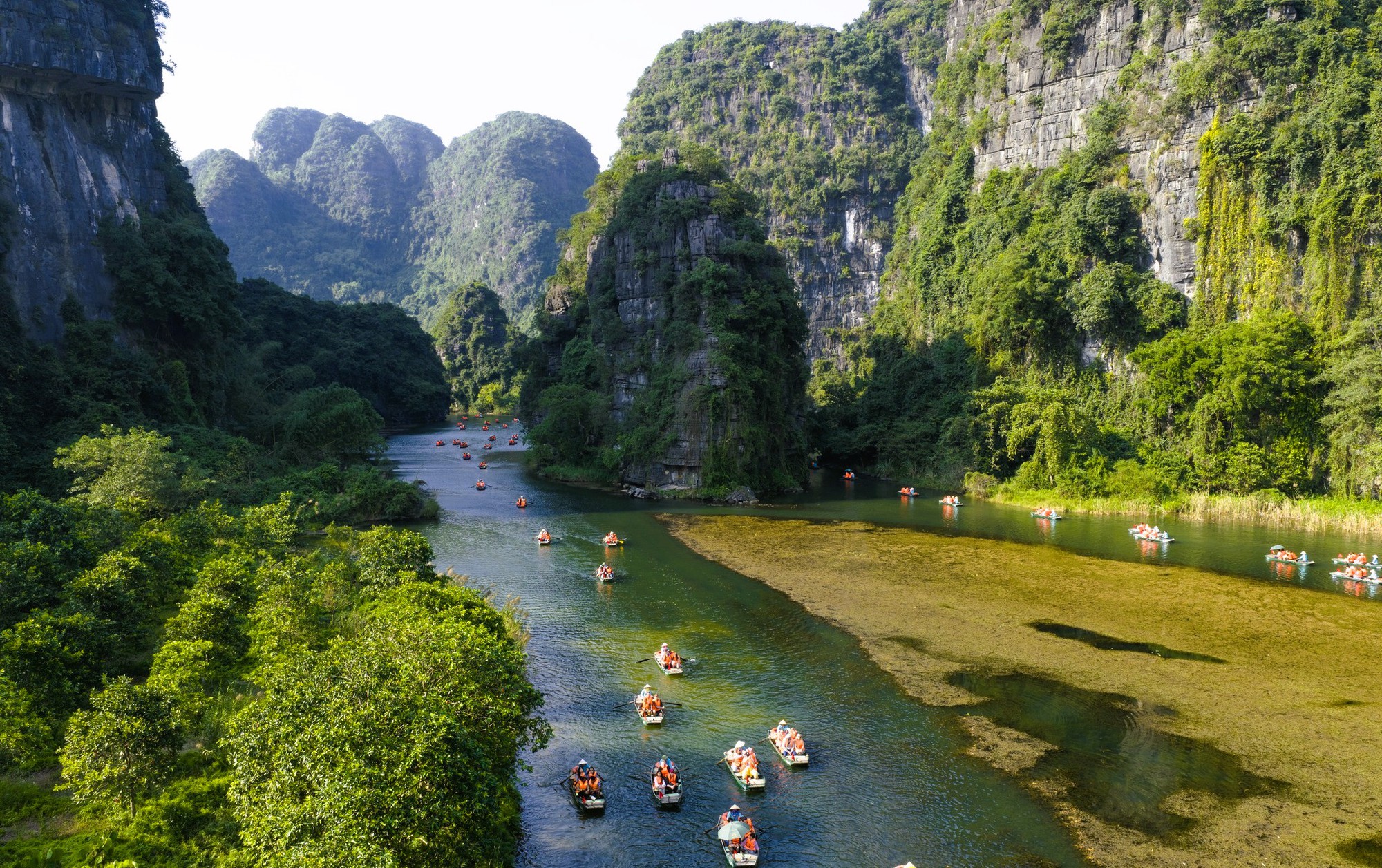 Nhiều điểm du lịch nổi tiếng ở Ninh B&igrave;nh "nghỉ Tết"- Ảnh 2.
