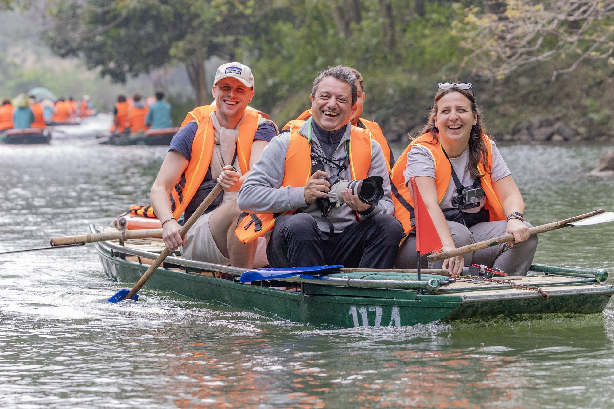 Nhiều điểm du lịch nổi tiếng ở Ninh B&igrave;nh "nghỉ Tết"- Ảnh 1.