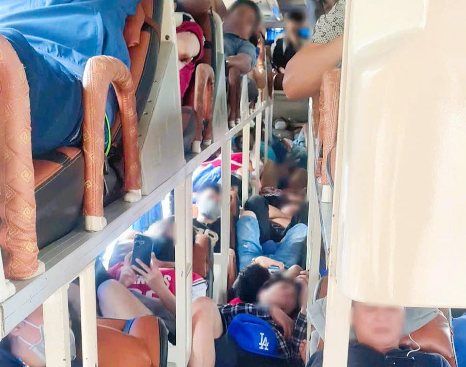 Cảnh tượng nghẹt thở tr&ecirc;n chuyến xe kh&aacute;ch ng&agrave;y Tết, t&agrave;i xế "bay" gần 70 triệu đồng- Ảnh 1.