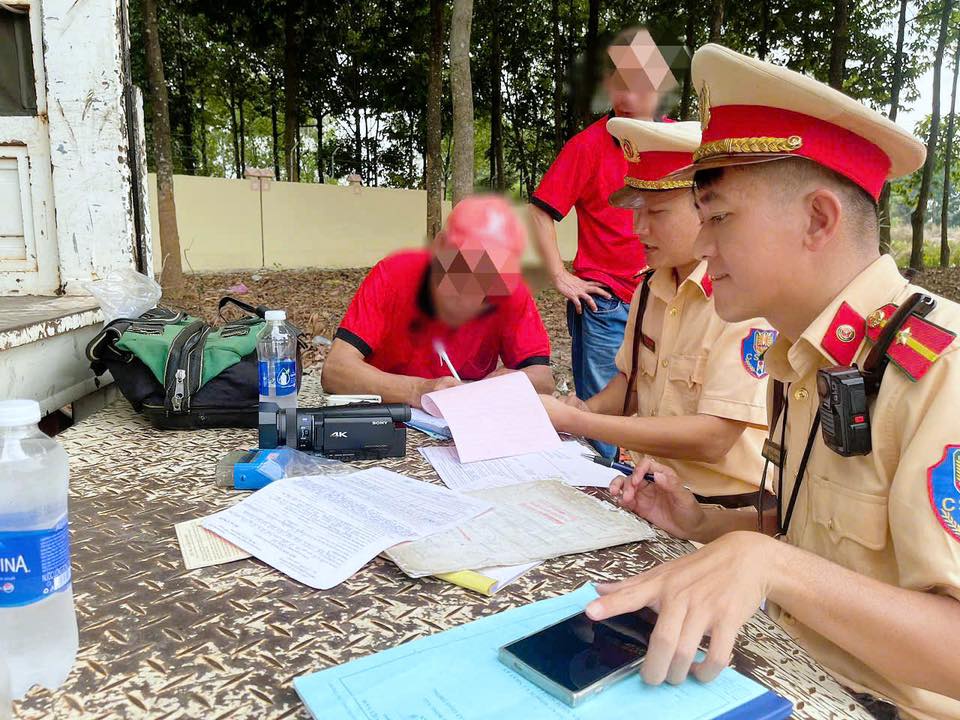 Cảnh tượng nghẹt thở tr&ecirc;n chuyến xe kh&aacute;ch ng&agrave;y Tết, t&agrave;i xế "bay" gần 70 triệu đồng- Ảnh 2.