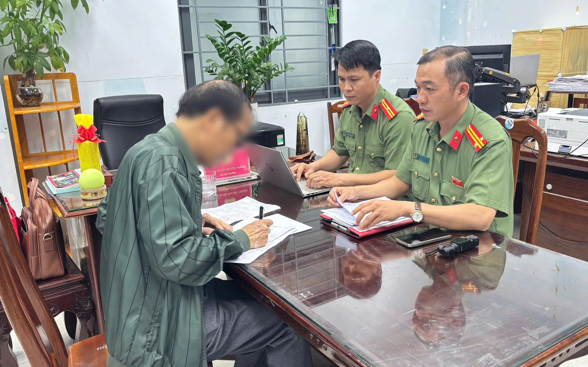 Linh vật ngựa ở TPHCM bị &ldquo;mặc v&aacute;y&rdquo; bằng AI, chủ t&agrave;i khoản Facebook l&atilde;nh phạt- Ảnh 3.