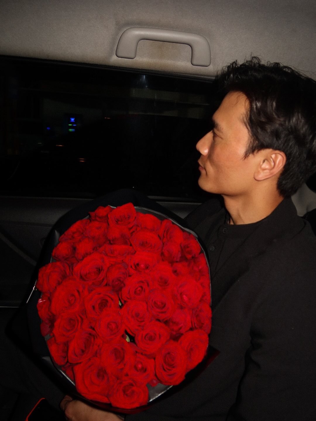 Luôn là cặp đôi lãng mạn nhất, thủ môn Bùi Tiến Dũng khiến vợ mẫu Tây xúc động vì món quà Valentine- Ảnh 6. Luôn là cặp đôi lãng mạn nhất, thủ môn Bùi Tiến Dũng khiến vợ mẫu Tây xúc động vì món quà Valentine- Ảnh 6.