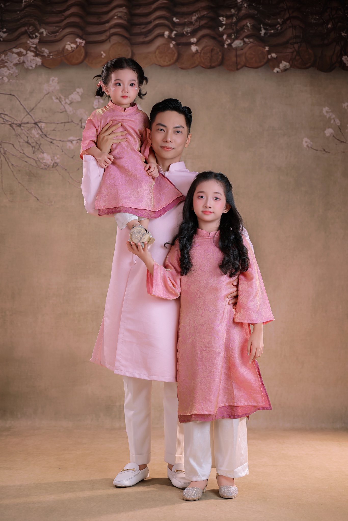 "L&ecirc;n con nhạc Tết" cho Lisa - Anna nh&agrave; Kh&aacute;nh Thi - Phan Hiển: Visual tiểu c&ocirc;ng ch&uacute;a xinh qu&aacute; đi mất, nhảy cực y&ecirc;u- Ảnh 3.