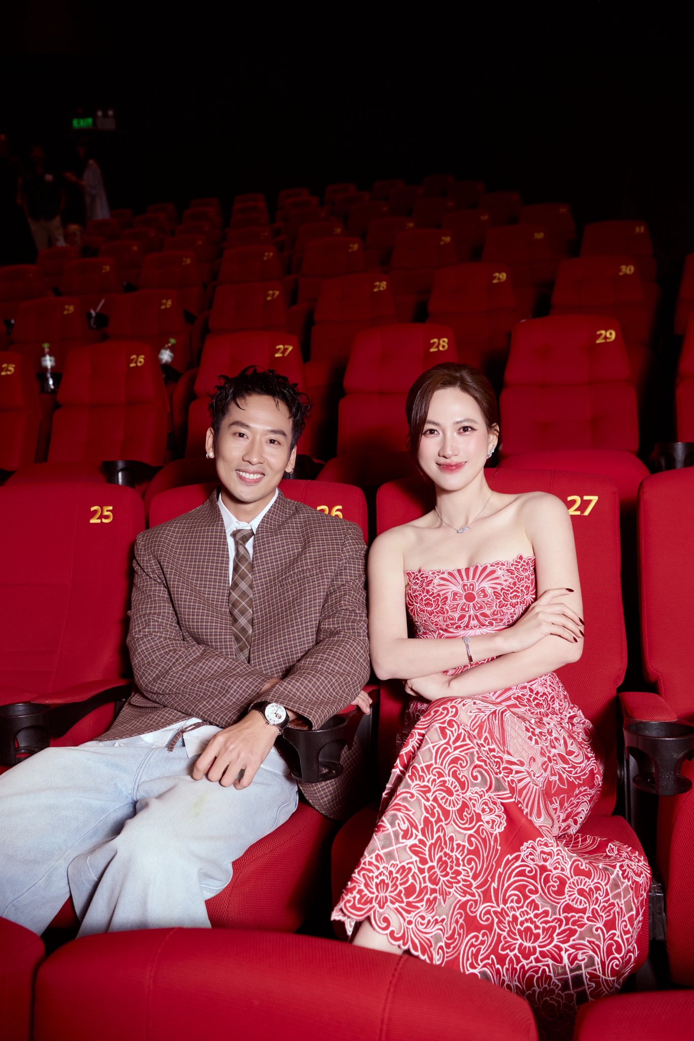 Bắt thóp cặp đôi Vbiz rải hint hẹn hò khắp nơi, ra mắt bố mẹ ngay giữa thảm đỏ thì chối đằng trời- Ảnh 7. Bắt thóp cặp đôi Vbiz rải hint hẹn hò khắp nơi, ra mắt bố mẹ ngay giữa thảm đỏ thì chối đằng trời- Ảnh 7.