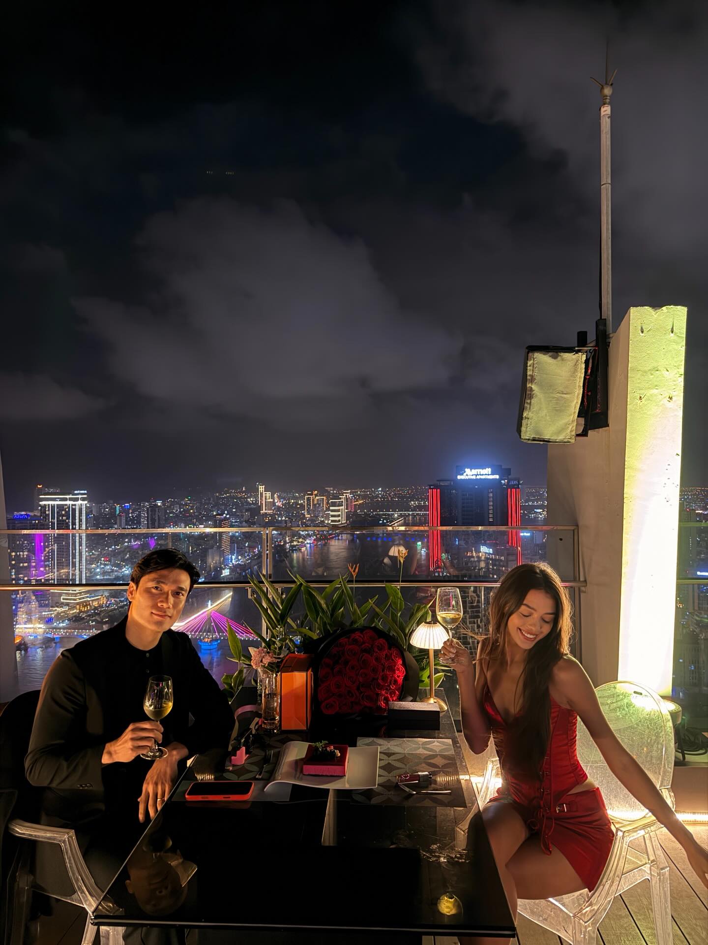 Luôn là cặp đôi lãng mạn nhất, thủ môn Bùi Tiến Dũng khiến vợ mẫu Tây xúc động vì món quà Valentine- Ảnh 1. Luôn là cặp đôi lãng mạn nhất, thủ môn Bùi Tiến Dũng khiến vợ mẫu Tây xúc động vì món quà Valentine- Ảnh 1.