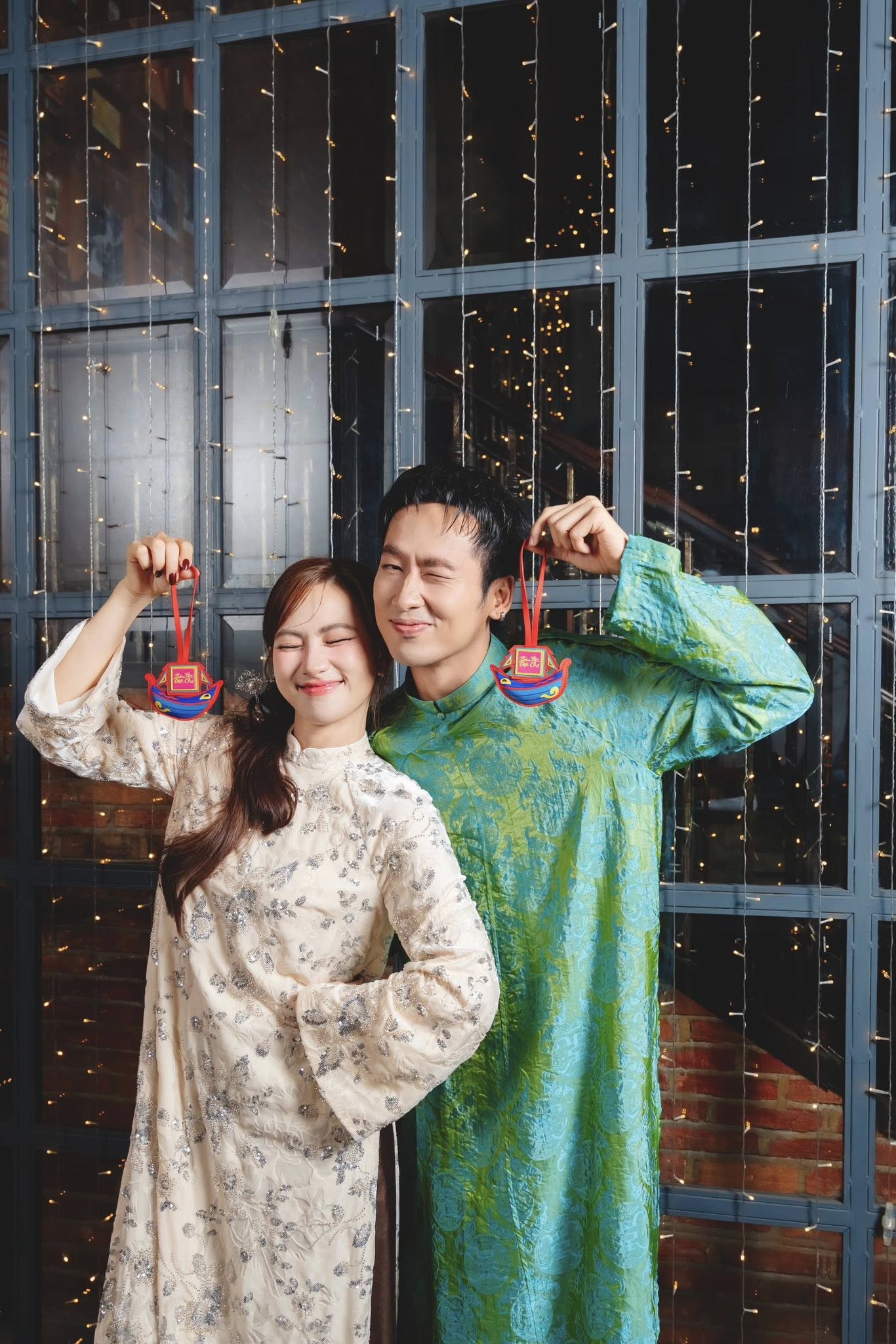 Bắt thóp cặp đôi Vbiz rải hint hẹn hò khắp nơi, ra mắt bố mẹ ngay giữa thảm đỏ thì chối đằng trời- Ảnh 2. Bắt thóp cặp đôi Vbiz rải hint hẹn hò khắp nơi, ra mắt bố mẹ ngay giữa thảm đỏ thì chối đằng trời- Ảnh 2.