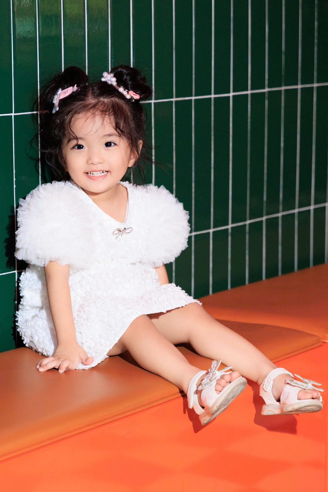 Anna v&agrave; Lisa nh&agrave; Kh&aacute;nh Thi - Phan Hiển cứ xuất hiện l&agrave; viral khắp c&otilde;i mạng: Nhan sắc chuẩn 