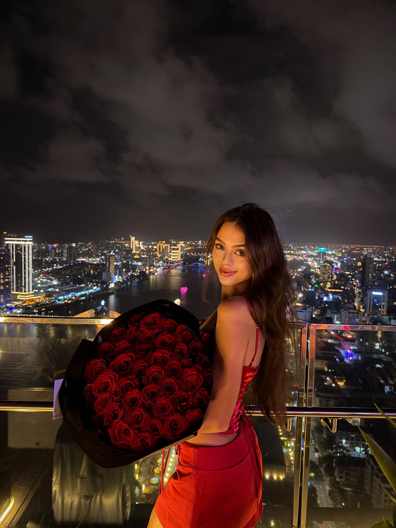 Luôn là cặp đôi lãng mạn nhất, thủ môn Bùi Tiến Dũng khiến vợ mẫu Tây xúc động vì món quà Valentine- Ảnh 3. Luôn là cặp đôi lãng mạn nhất, thủ môn Bùi Tiến Dũng khiến vợ mẫu Tây xúc động vì món quà Valentine- Ảnh 3.