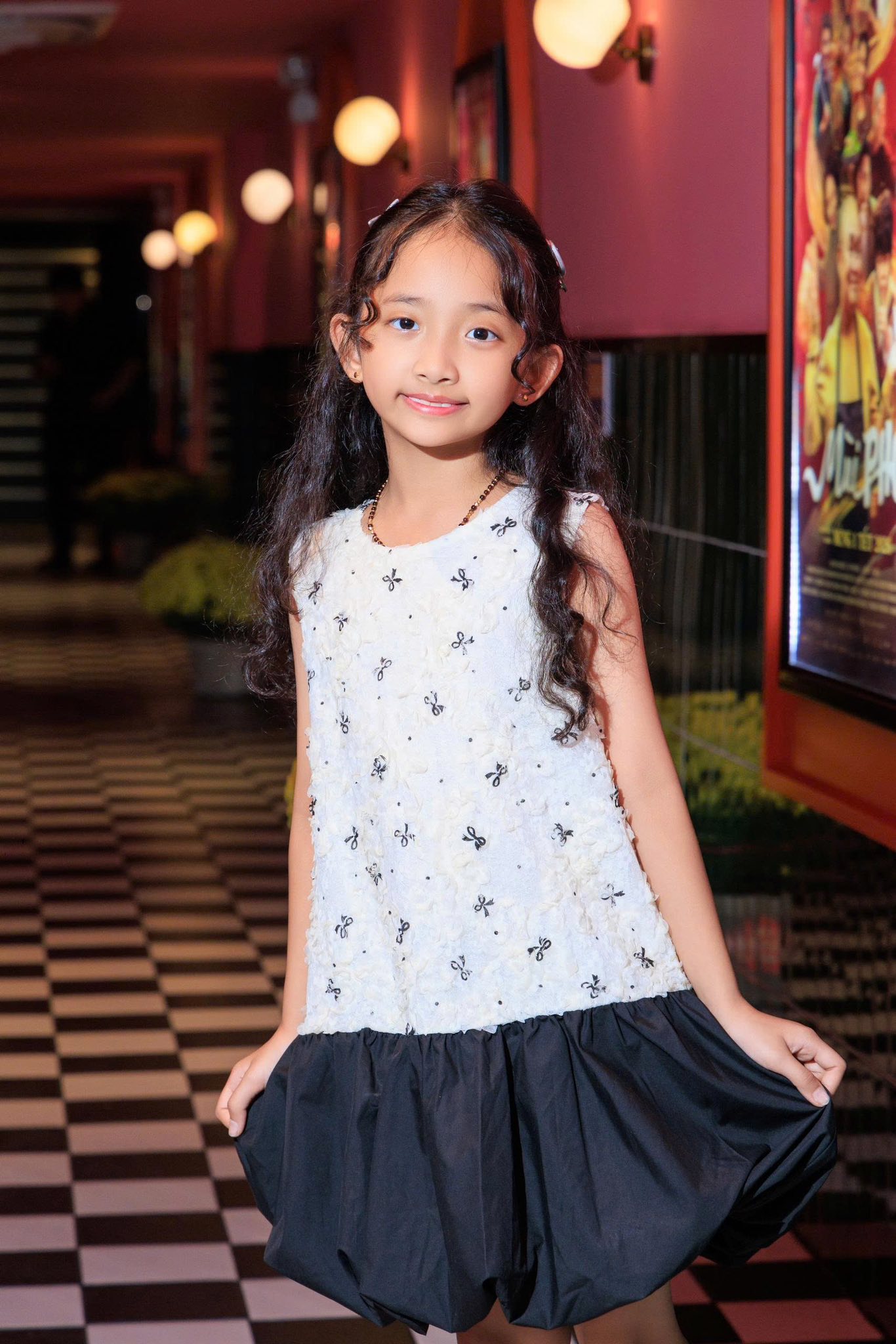 Anna v&agrave; Lisa nh&agrave; Kh&aacute;nh Thi - Phan Hiển cứ xuất hiện l&agrave; viral khắp c&otilde;i mạng: Nhan sắc chuẩn 