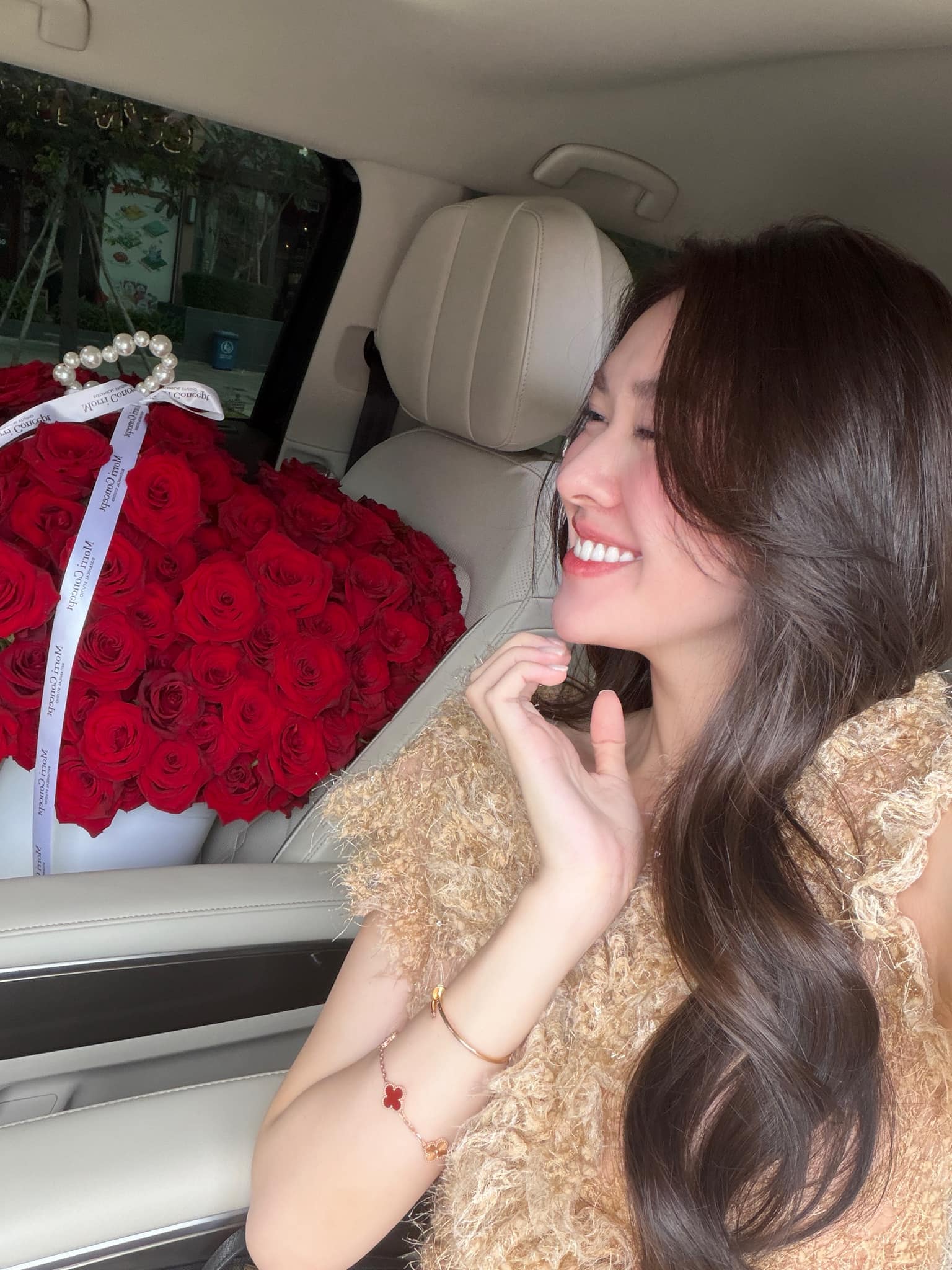 &Aacute; hậu Việt lộ th&ecirc;m hint đang mang thai- Ảnh 1.