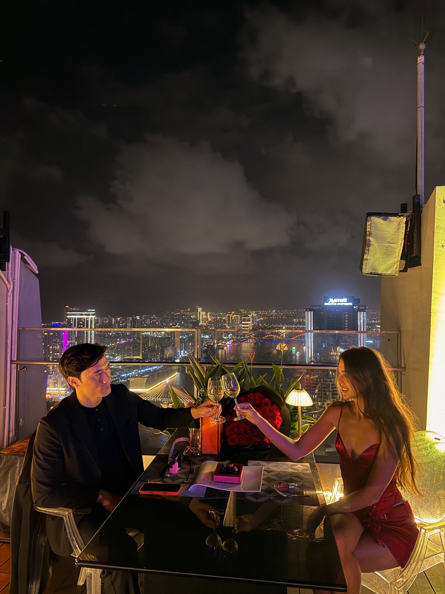 Luôn là cặp đôi lãng mạn nhất, thủ môn Bùi Tiến Dũng khiến vợ mẫu Tây xúc động vì món quà Valentine- Ảnh 10. Luôn là cặp đôi lãng mạn nhất, thủ môn Bùi Tiến Dũng khiến vợ mẫu Tây xúc động vì món quà Valentine- Ảnh 10.