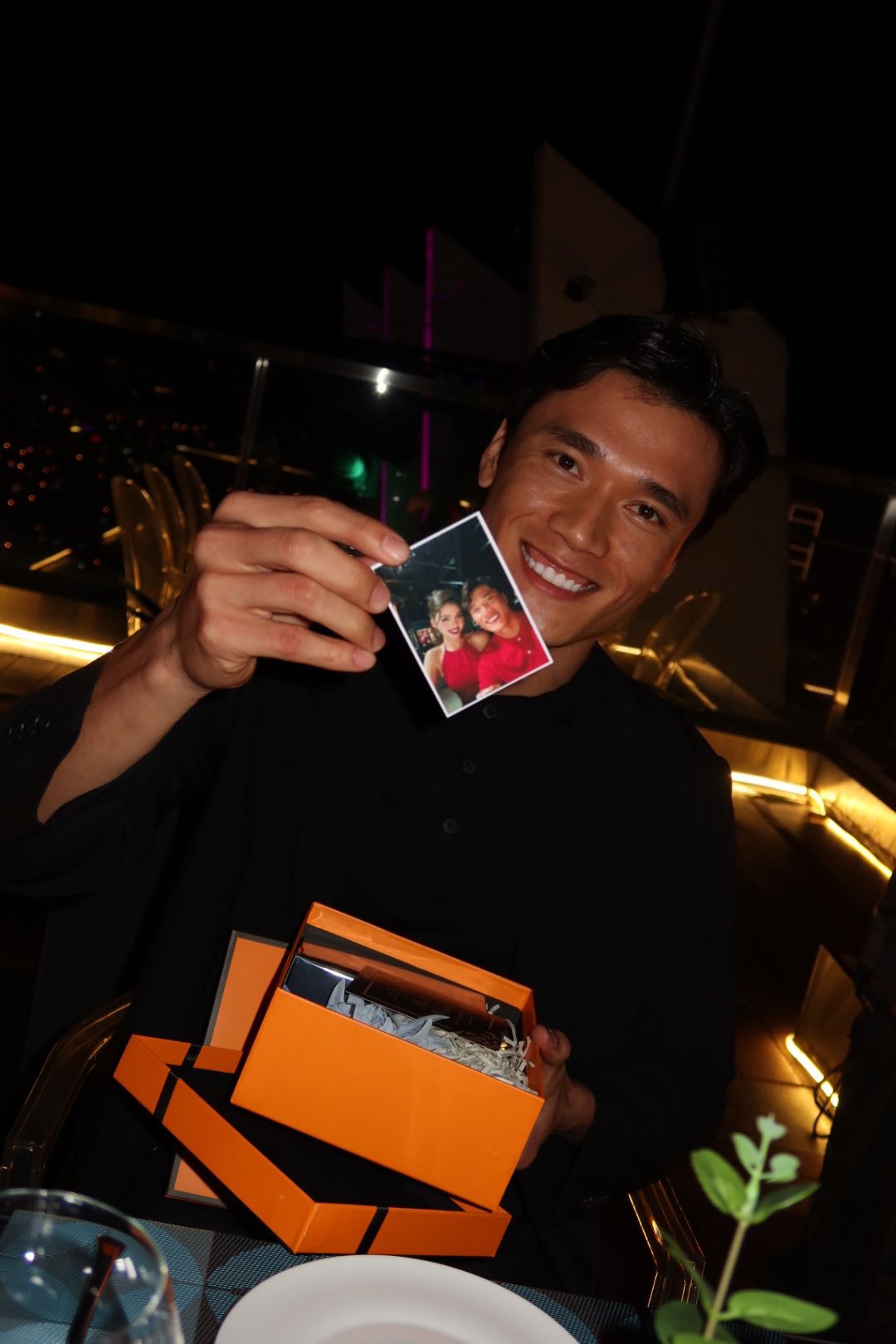 Luôn là cặp đôi lãng mạn nhất, thủ môn Bùi Tiến Dũng khiến vợ mẫu Tây xúc động vì món quà Valentine- Ảnh 8. Luôn là cặp đôi lãng mạn nhất, thủ môn Bùi Tiến Dũng khiến vợ mẫu Tây xúc động vì món quà Valentine- Ảnh 8.