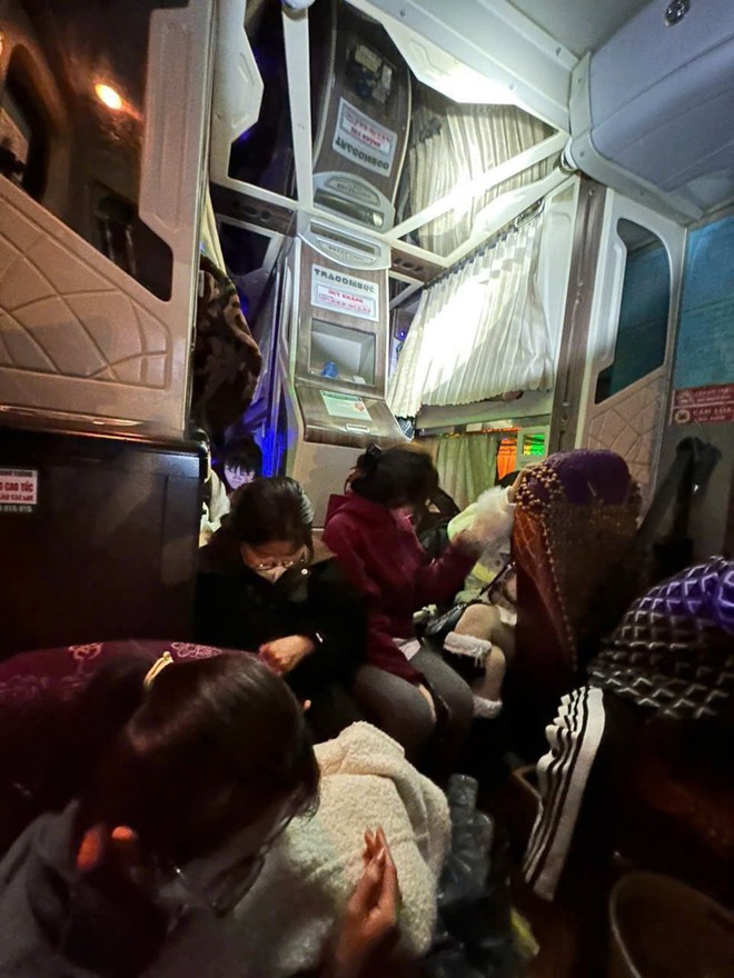 Kỷ lục: Xe kh&aacute;ch bị phạt gần 300 triệu đồng ng&agrave;y cận Tết v&agrave; khung cảnh 'kh&ocirc;ng thể tưởng tượng' b&ecirc;n trong- Ảnh 1.