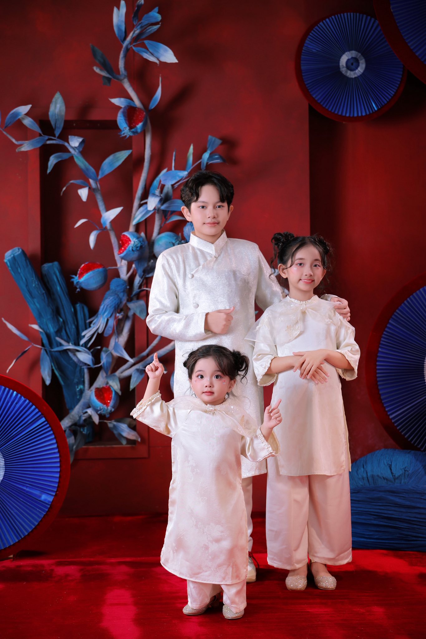 "L&ecirc;n con nhạc Tết" cho Lisa - Anna nh&agrave; Kh&aacute;nh Thi - Phan Hiển: Visual tiểu c&ocirc;ng ch&uacute;a xinh qu&aacute; đi mất, nhảy cực y&ecirc;u- Ảnh 4.