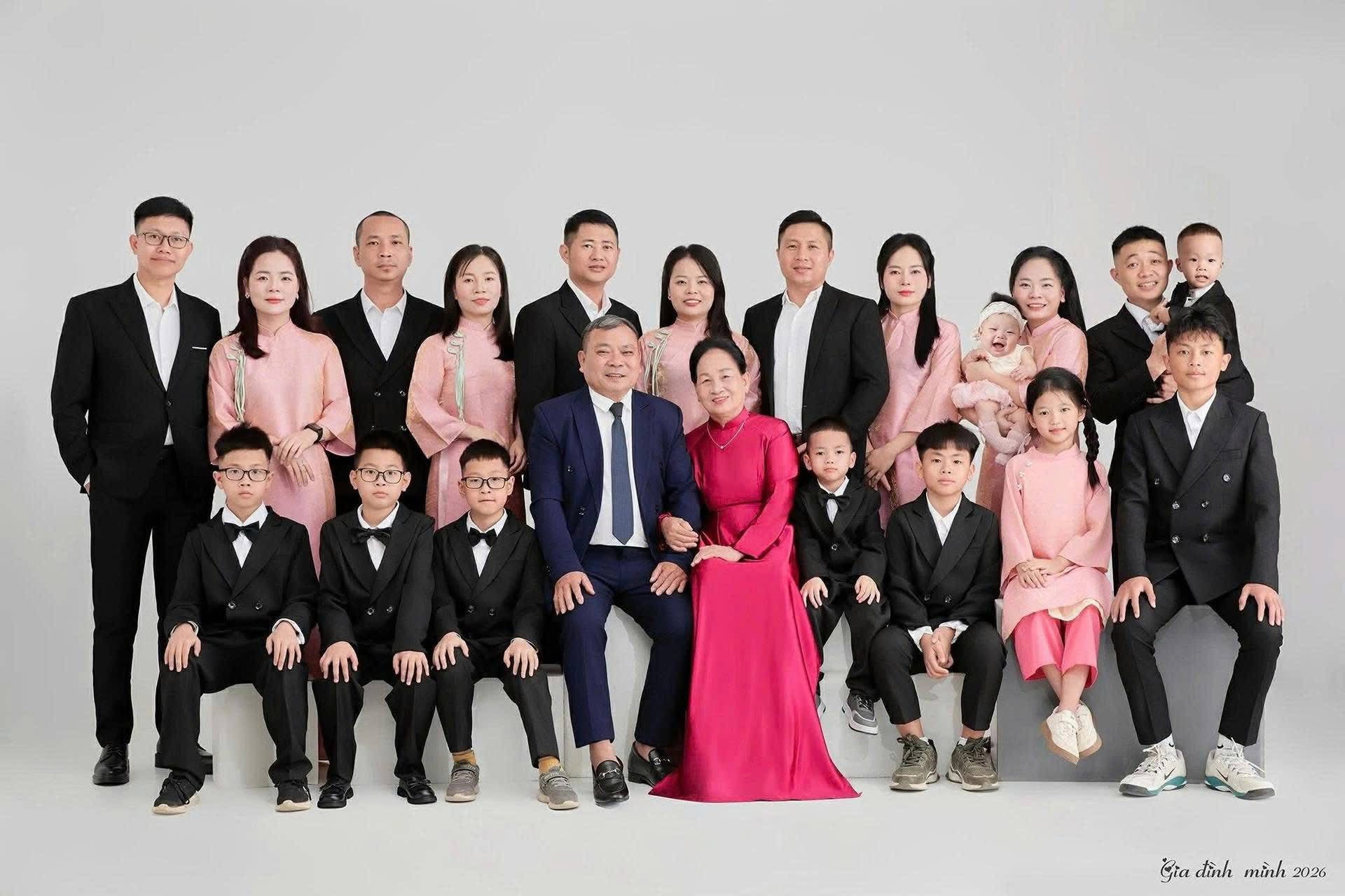 Hiếm thấy: 5 con g&aacute;i đi lấy chồng vẫn c&ugrave;ng nhau ăn Tết nh&agrave; ngoại, chuẩn bị mừng thọ bố- Ảnh 1.