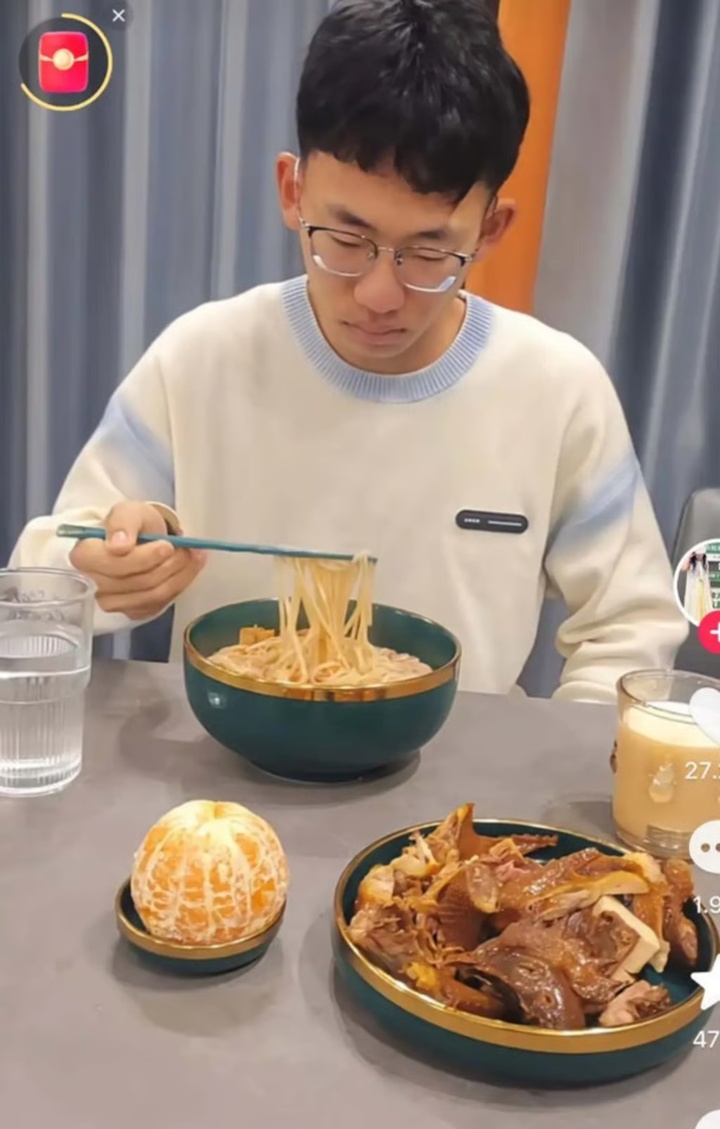 L&agrave;m 'bữa s&aacute;ng sấm s&eacute;t' cho con trai, b&agrave; mẹ h&uacute;t 900 triệu lượt xem- Ảnh 2.