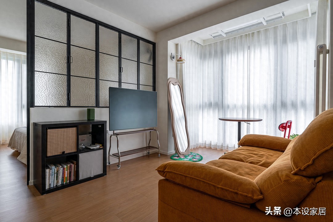 Căn hộ 40m&sup2; mẹ tặng con g&aacute;i g&acirc;y ch&uacute; &yacute;: Thiết kế mở, v&aacute;ch k&iacute;nh th&ocirc;ng minh v&agrave; b&agrave;i to&aacute;n t&agrave;i ch&iacute;nh cực hiệu quả- Ảnh 1.