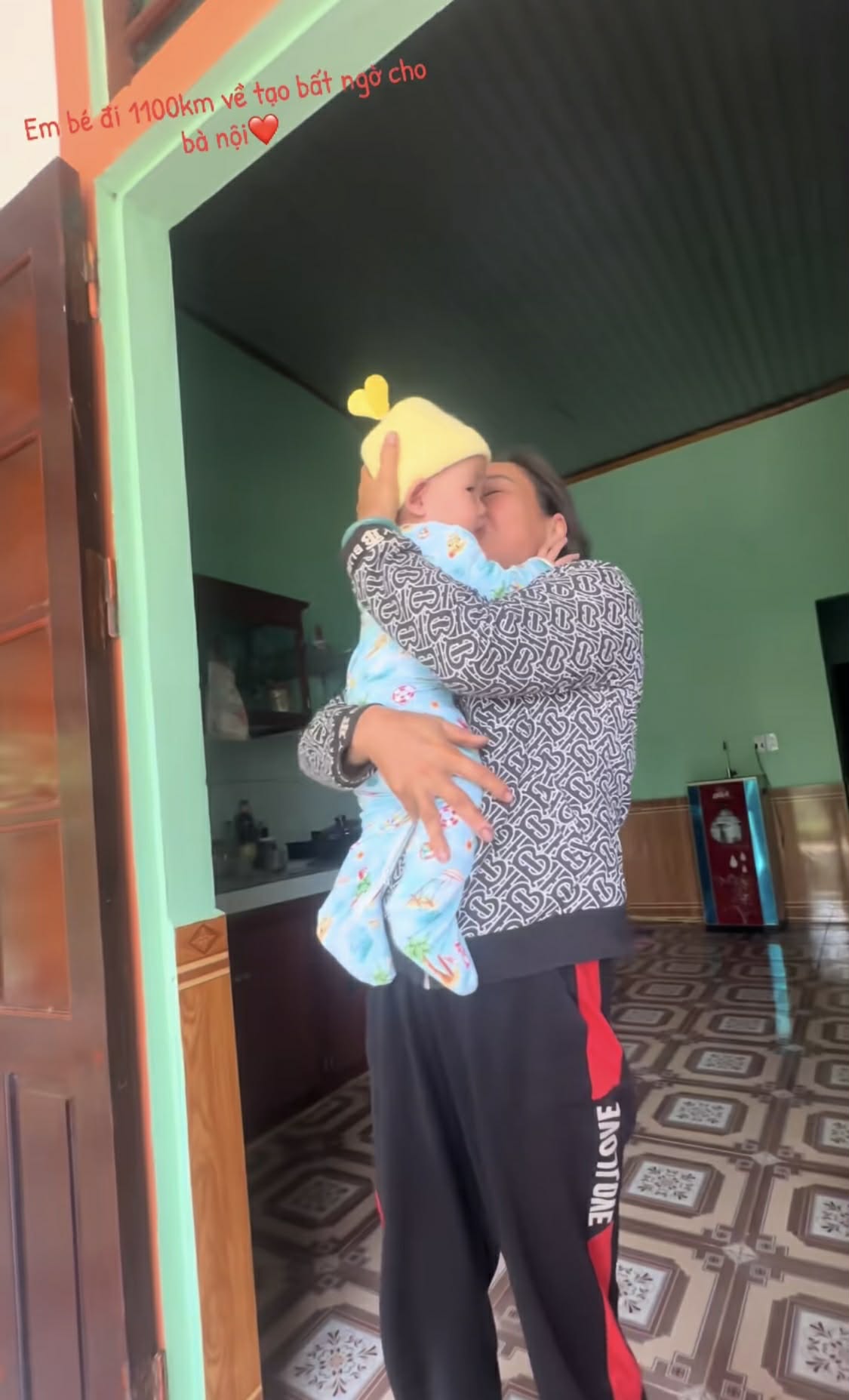 B&agrave; nội &ocirc;m mặt kh&oacute;c nức nở khi ch&aacute;u 7 th&aacute;ng tuổi xa 1.100 km bất ngờ về thăm- Ảnh 1.