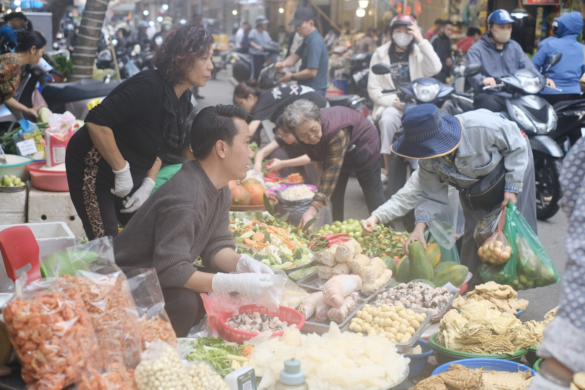 Soi gi&aacute; chợ &ldquo;nh&agrave; gi&agrave;u&rdquo; 27 Tết: G&agrave; ngậm hoa hồng gần 1 triệu đồng/con vẫn b&aacute;n v&egrave;o v&egrave;o, kh&aacute;ch n&oacute;i một c&acirc;u nghe l&agrave; hiểu v&igrave; sao- Ảnh 4.