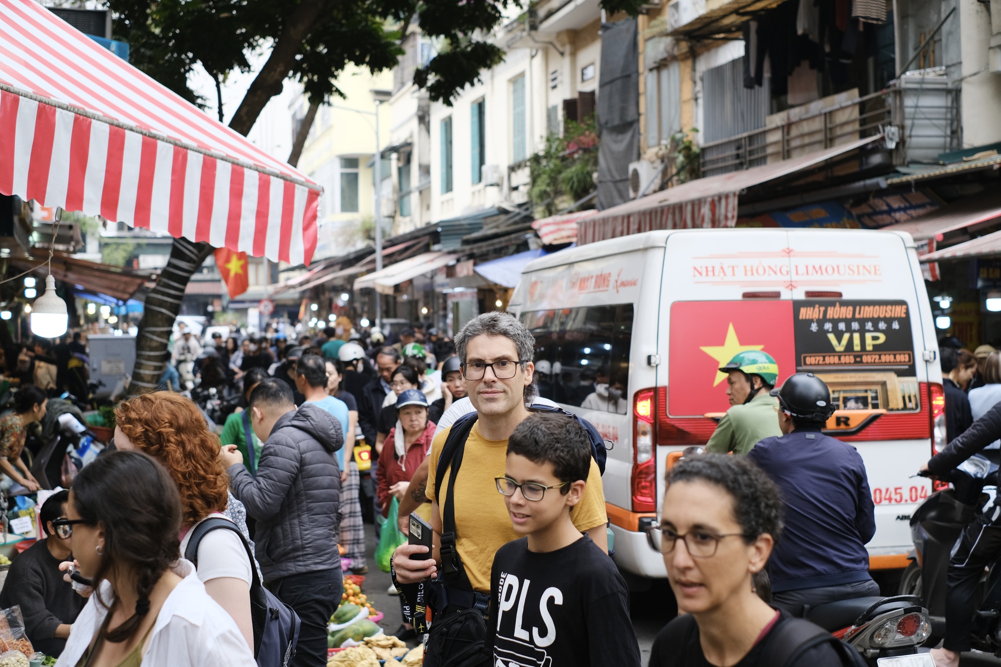 Soi gi&aacute; chợ &ldquo;nh&agrave; gi&agrave;u&rdquo; 27 Tết: G&agrave; ngậm hoa hồng gần 1 triệu đồng/con vẫn b&aacute;n v&egrave;o v&egrave;o, kh&aacute;ch n&oacute;i một c&acirc;u nghe l&agrave; hiểu v&igrave; sao- Ảnh 2.