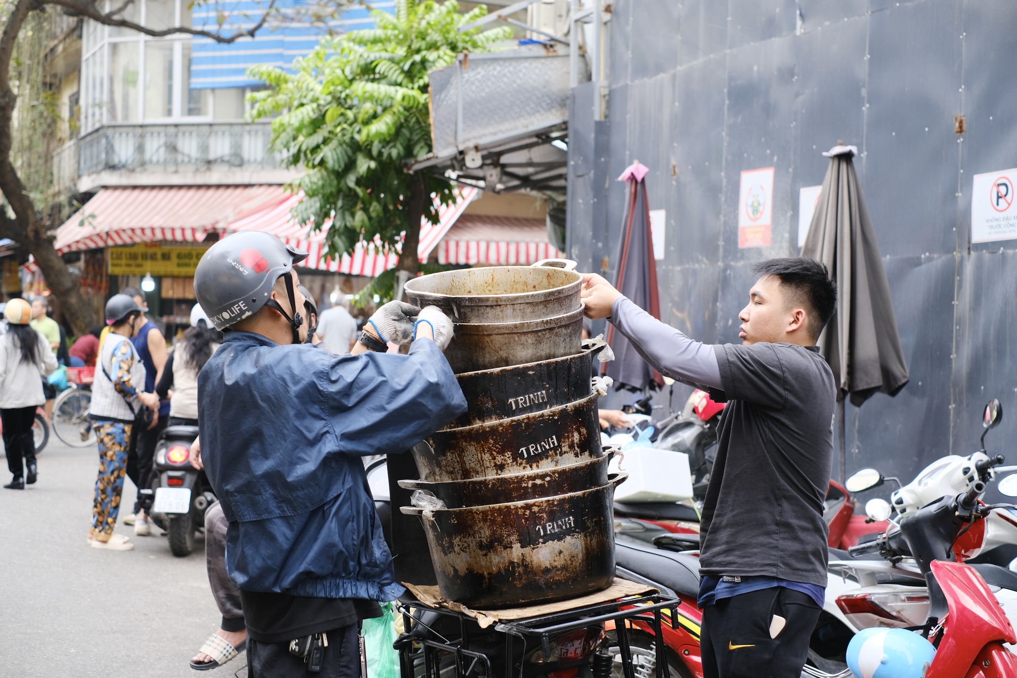 Soi gi&aacute; chợ &ldquo;nh&agrave; gi&agrave;u&rdquo; 27 Tết: G&agrave; ngậm hoa hồng gần 1 triệu đồng/con vẫn b&aacute;n v&egrave;o v&egrave;o, kh&aacute;ch n&oacute;i một c&acirc;u nghe l&agrave; hiểu v&igrave; sao- Ảnh 10.